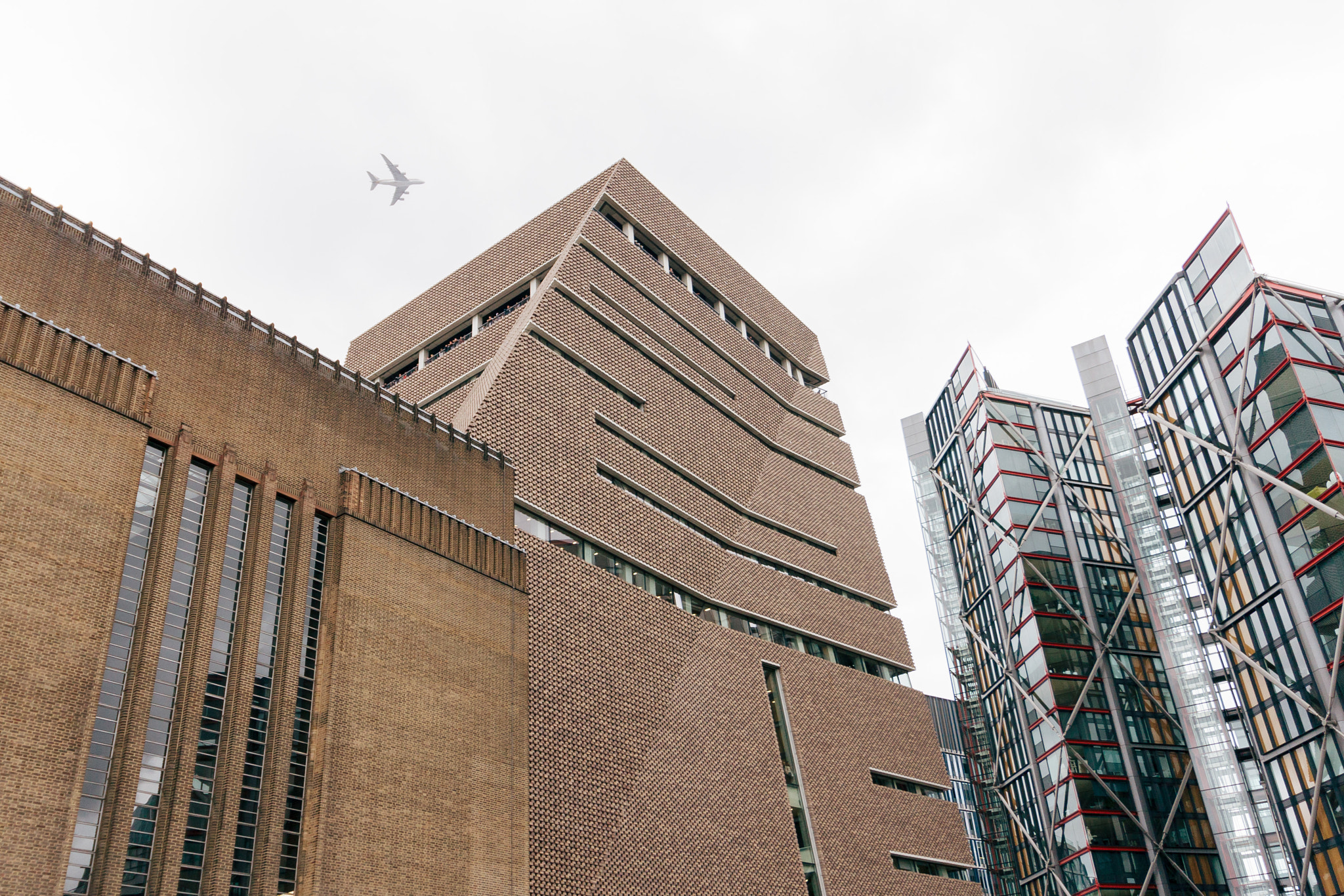 Canon EOS 40D + Canon EF-S 10-18mm F4.5–5.6 IS STM sample photo. Tate modern & plane photography