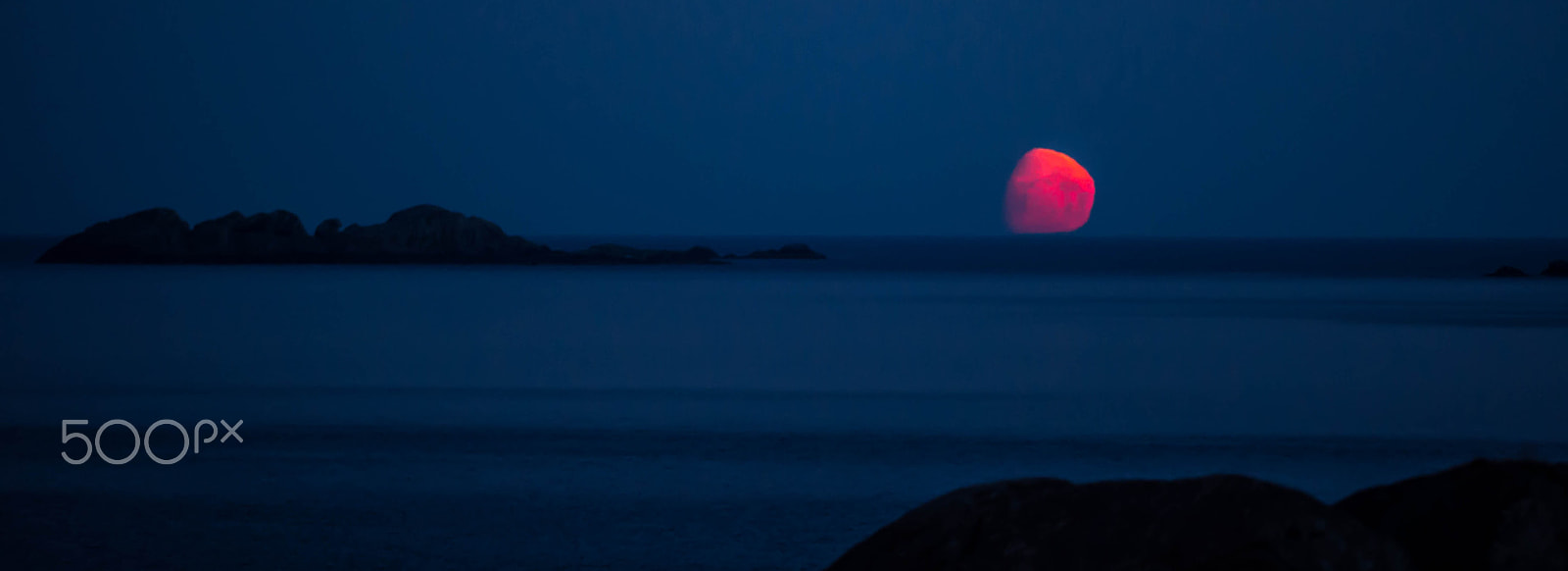 Nikon D4S + Nikon AF-S Nikkor 300mm F2.8G ED VR II sample photo. Red moon photography