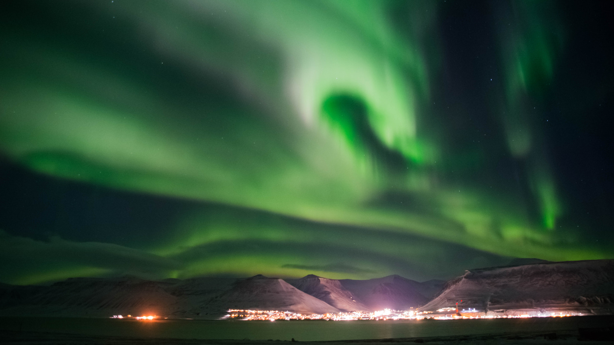 Nikon D5200 + Sigma 18-200mm F3.5-6.3 DC sample photo. Aurora dance over longyearbyen photography