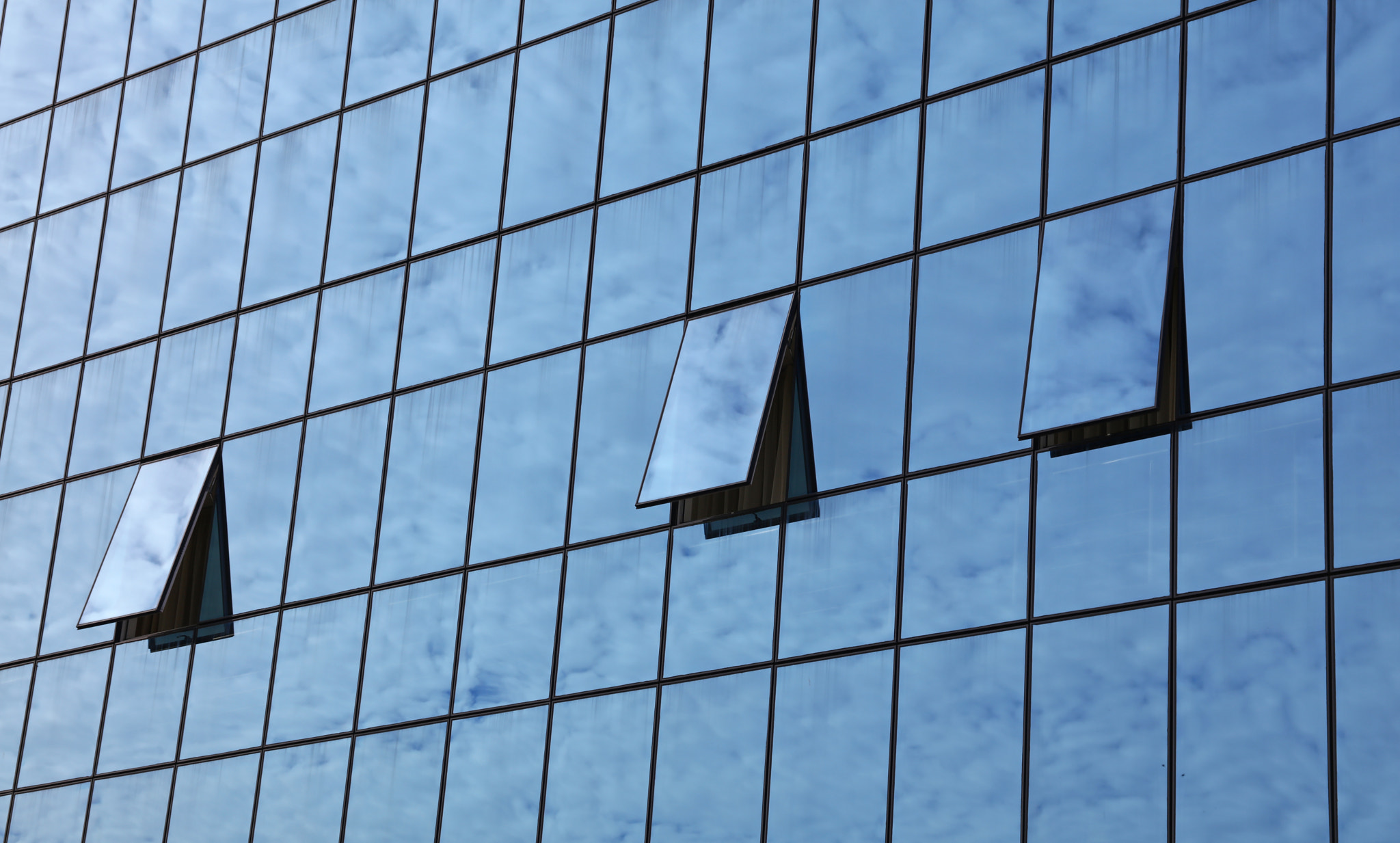 Canon EOS 5DS + Canon EF 24-105mm F3.5-5.6 IS STM sample photo. Blue sky reflection in office building photography