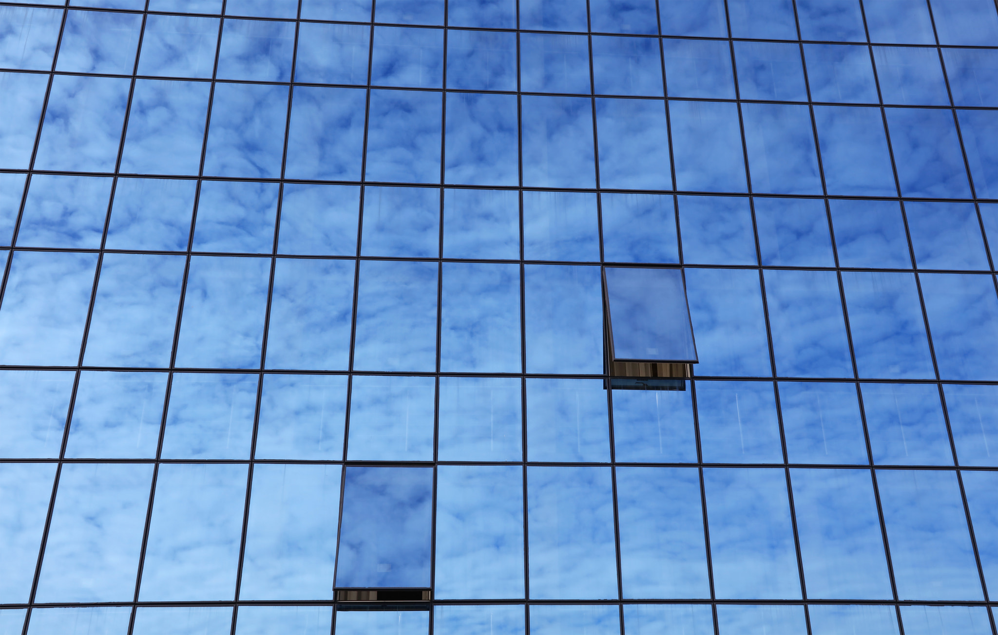 Canon EOS 5DS sample photo. Blue sky reflection in office building photography