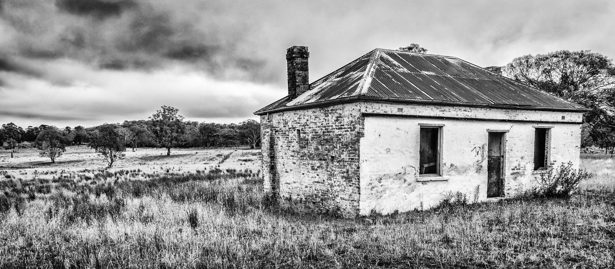 Pentax smc DA* 16-50mm F2.8 ED AL (IF) SDM sample photo. Old house edit bw photography