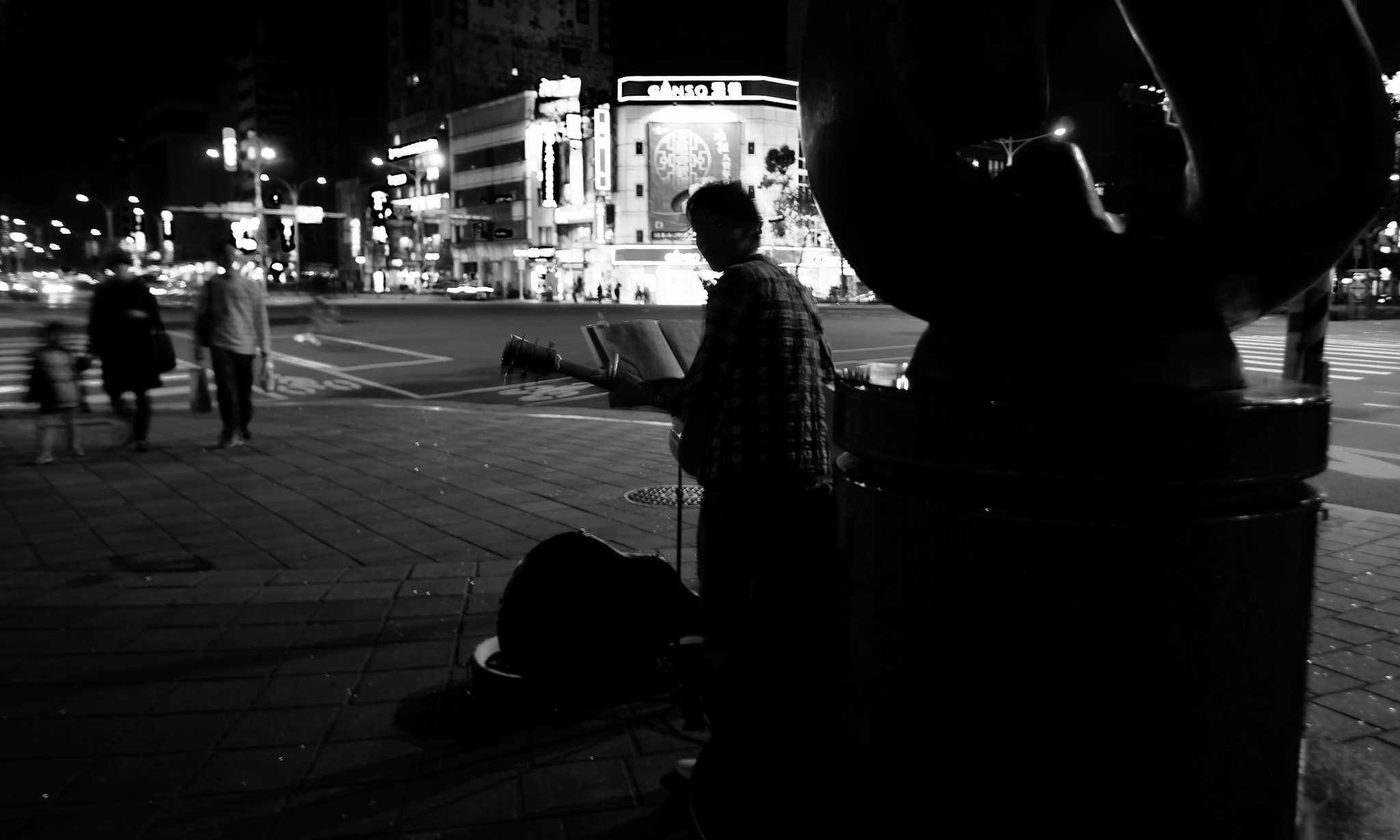 Sony E 16mm F2.8 sample photo. Street musician from japan in taipei, taiwan roc photography