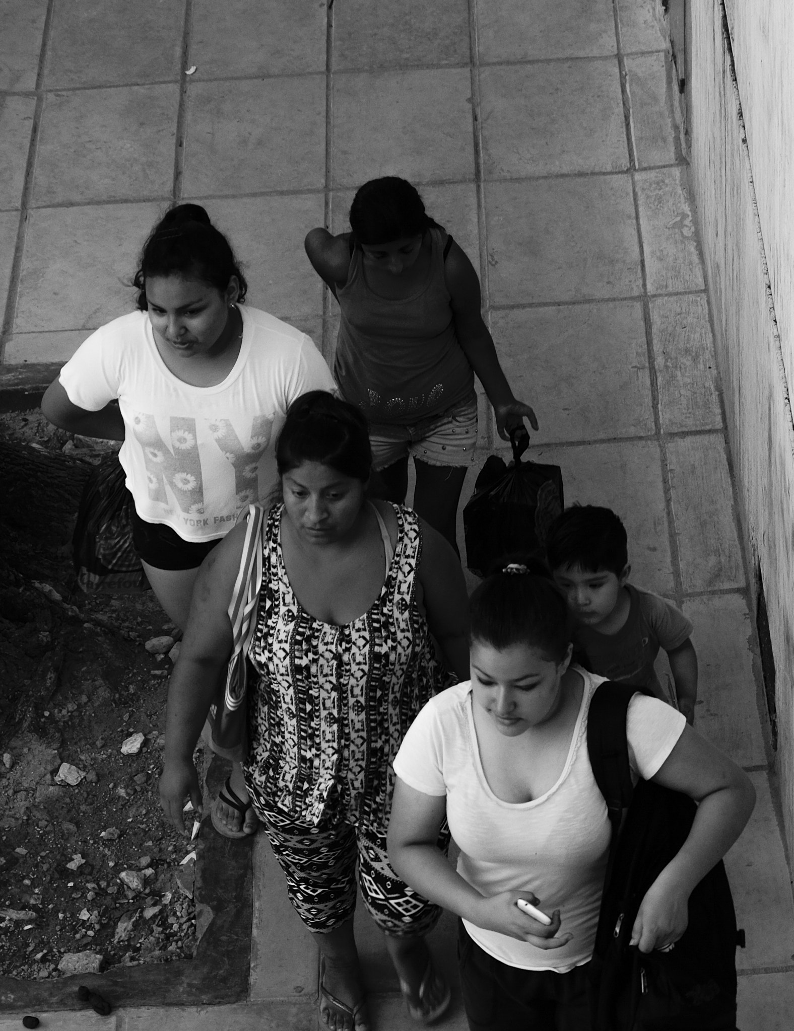 Fujifilm XC 16-50mm F3.5-5.6 OIS sample photo. Familia de mujeres photography
