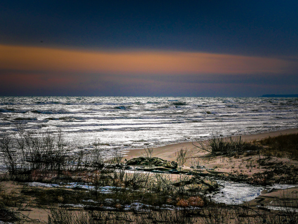 Panasonic Lumix DMC-GX85 (Lumix DMC-GX80 / Lumix DMC-GX7 Mark II) sample photo. Winter sunset on the beach photography