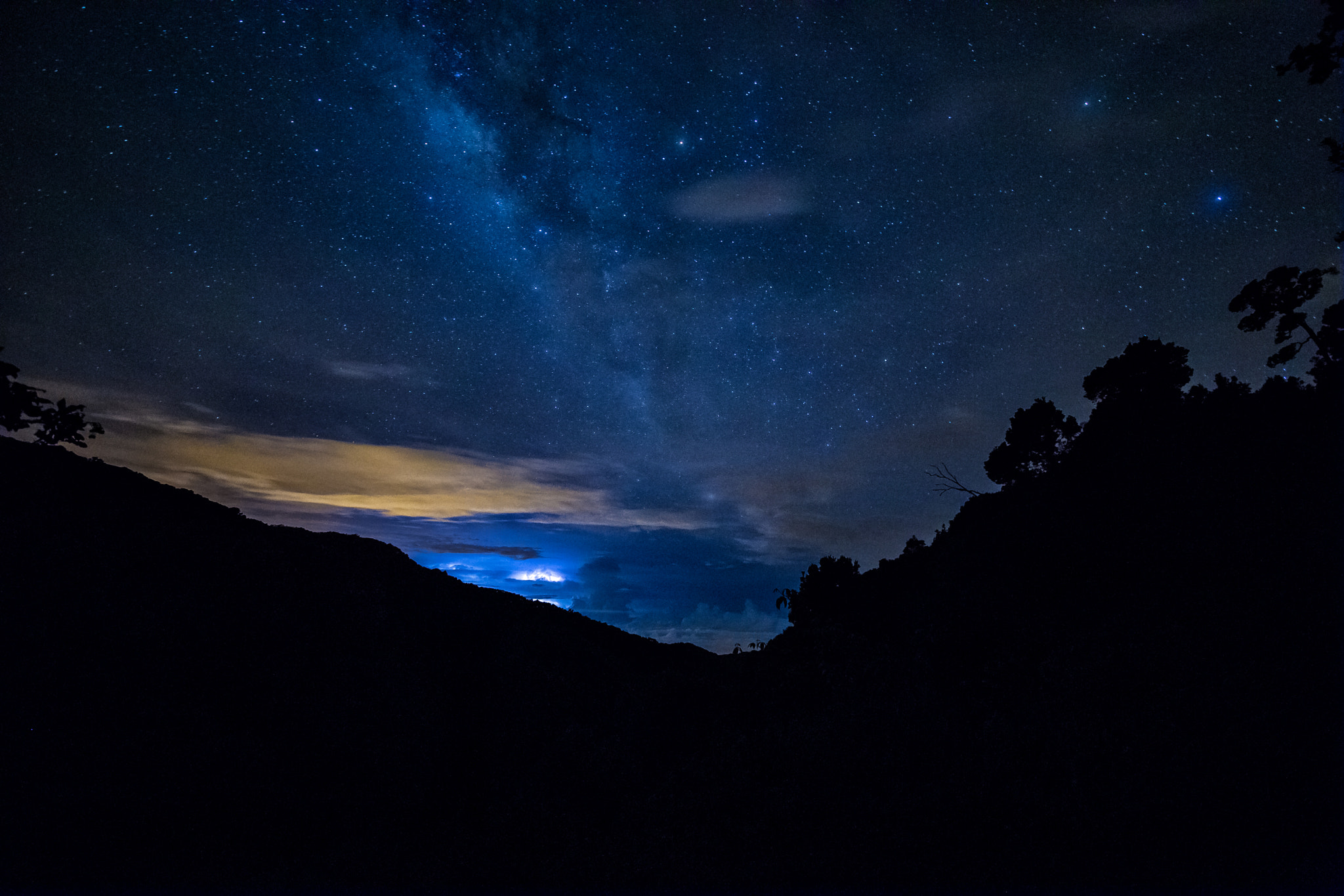 Canon EOS 6D + Sigma 12-24mm F4.5-5.6 II DG HSM sample photo. Estrellada y tormentosa photography