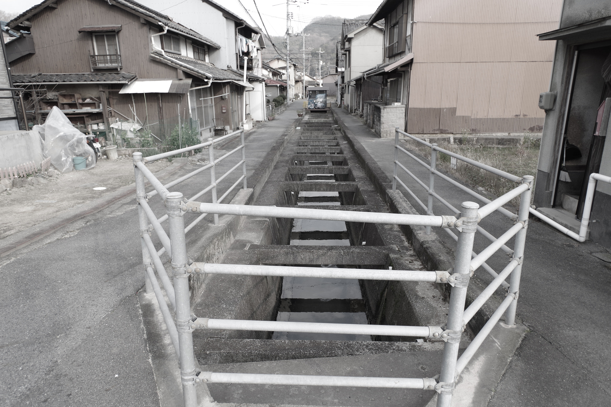 Pentax K-S1 + HD Pentax DA 15mm F4 ED AL Limited sample photo. Road and waterway photography