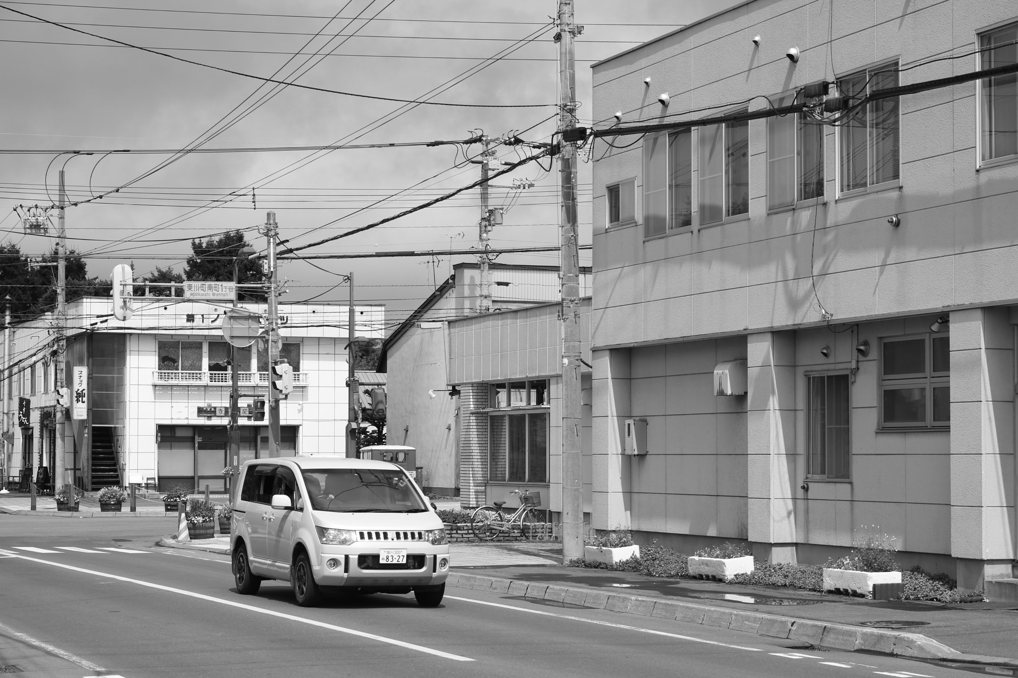 Canon EOS 750D (EOS Rebel T6i / EOS Kiss X8i) sample photo. Lines and street photography