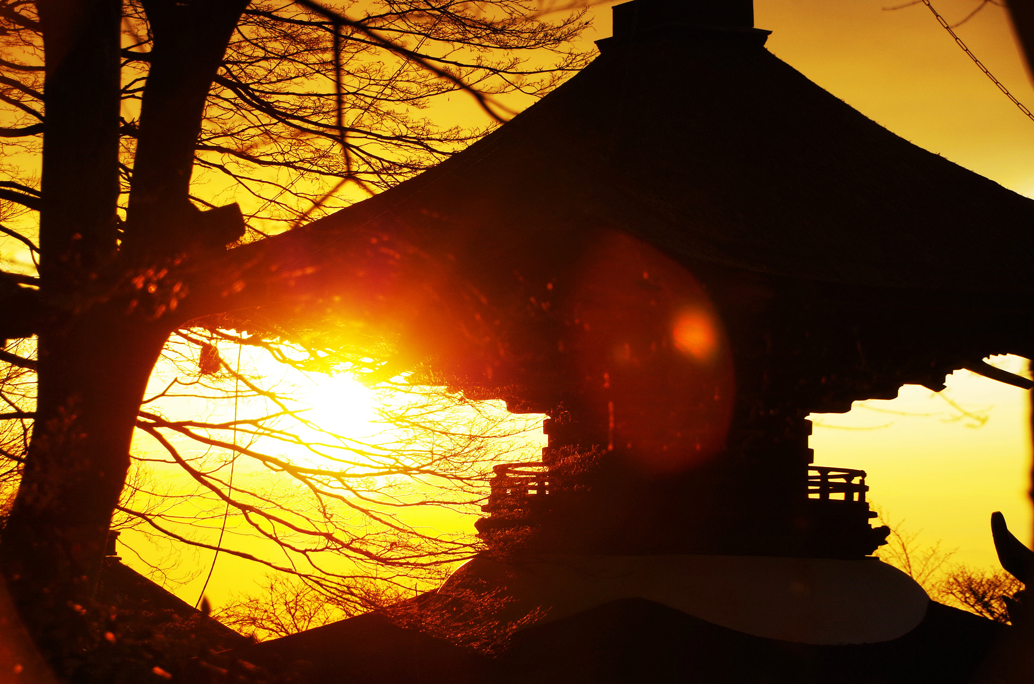 Pentax K-50 + Pentax smc DA 18-270mm F3.5-6.3 ED SDM sample photo. Sunrise in the temple photography