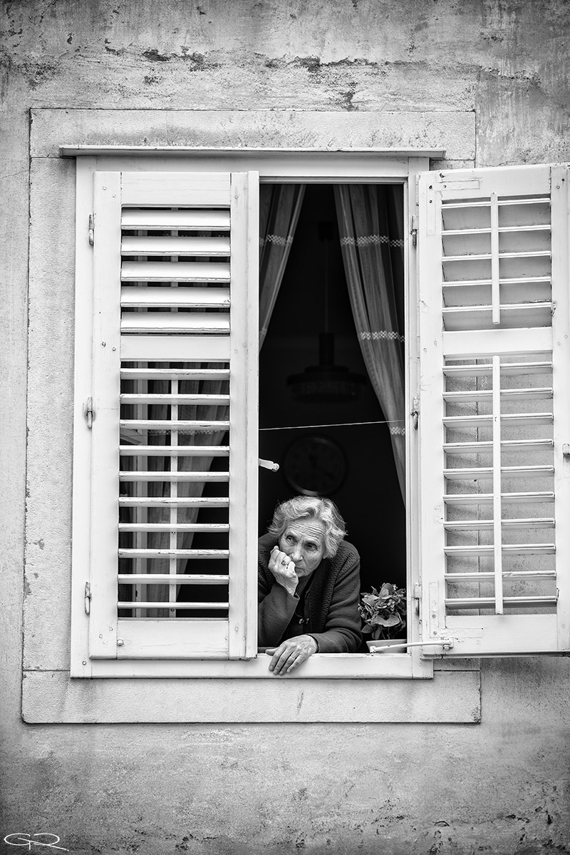 Nikon D800 sample photo. Señora en la ventana photography