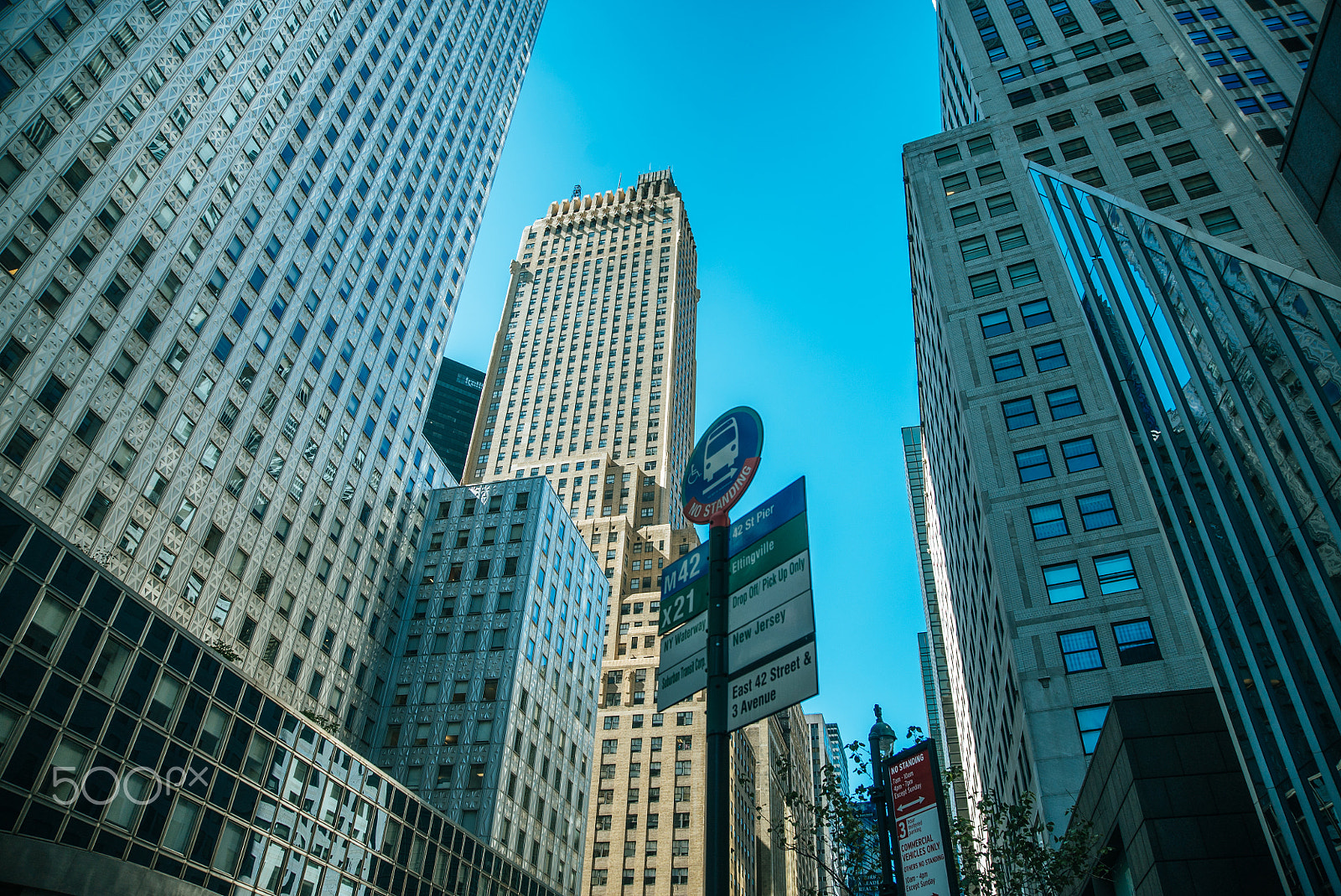 Sony a7S II + Sony 70-400mm F4-5.6 G SSM sample photo. Bus stop and building photography