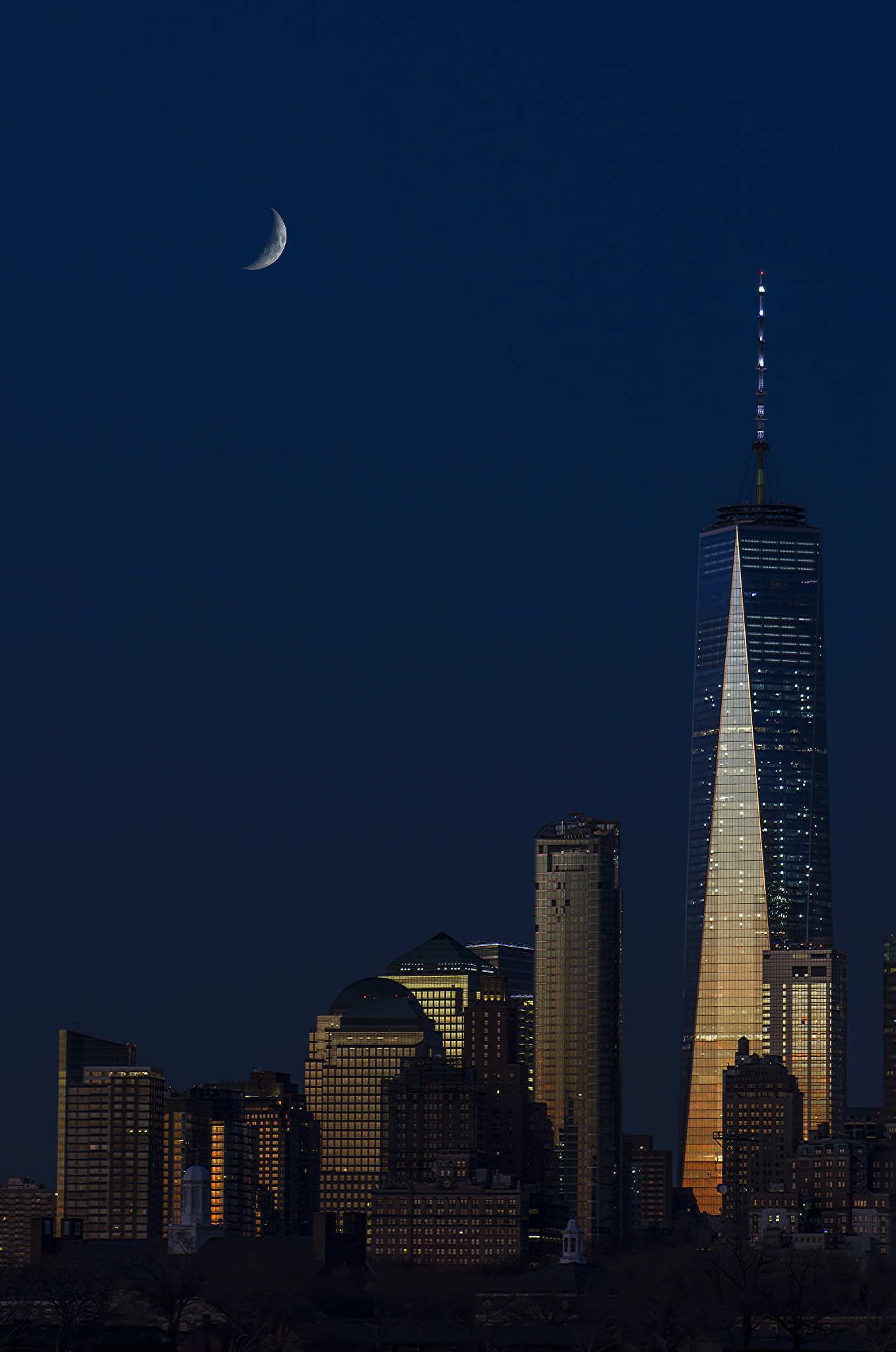 Canon EOS 550D (EOS Rebel T2i / EOS Kiss X4) sample photo. Moon over nyc photography