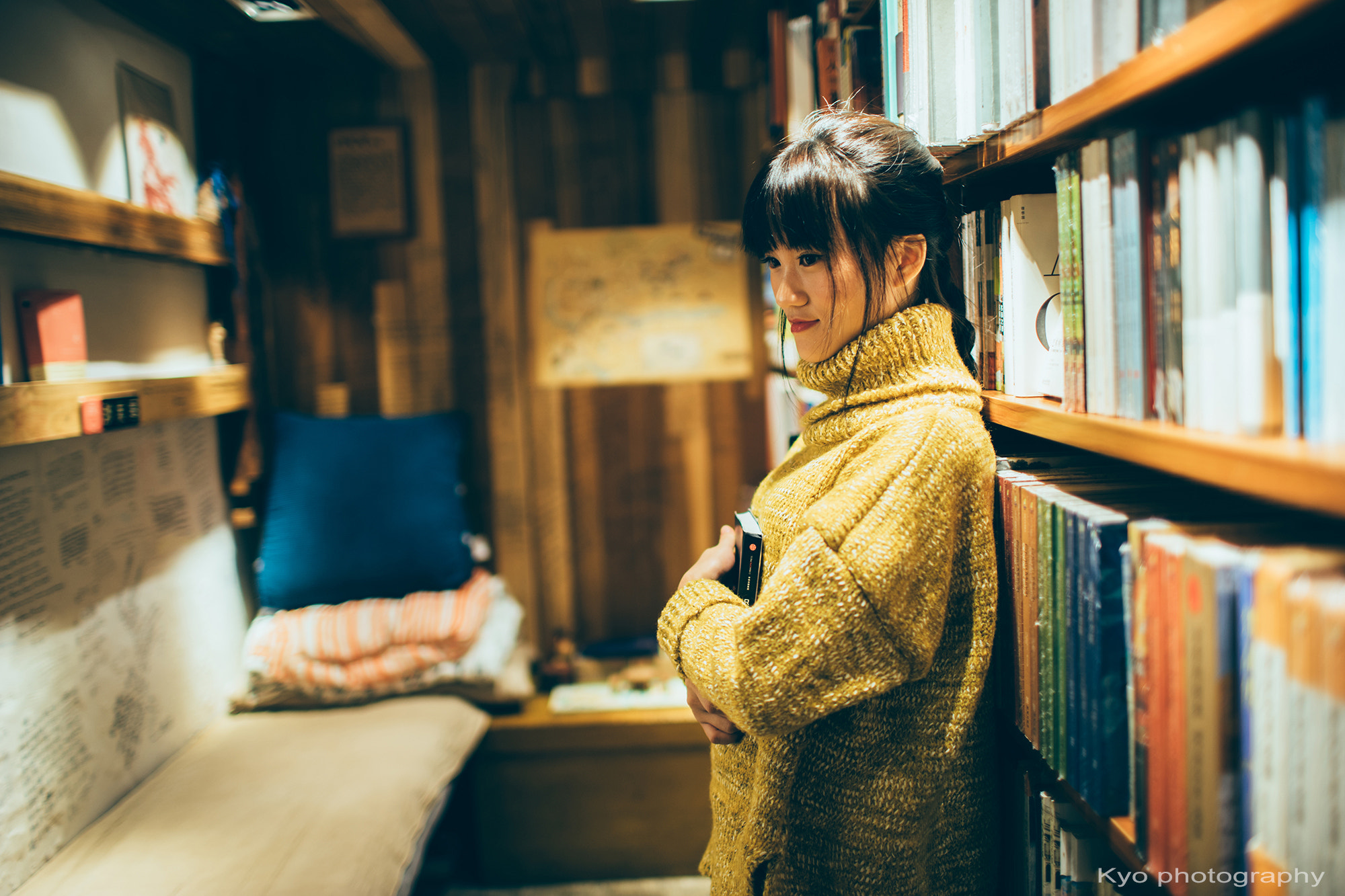 Sony a7 II + Canon EF 35mm F1.4L USM sample photo. 街角的書店 photography