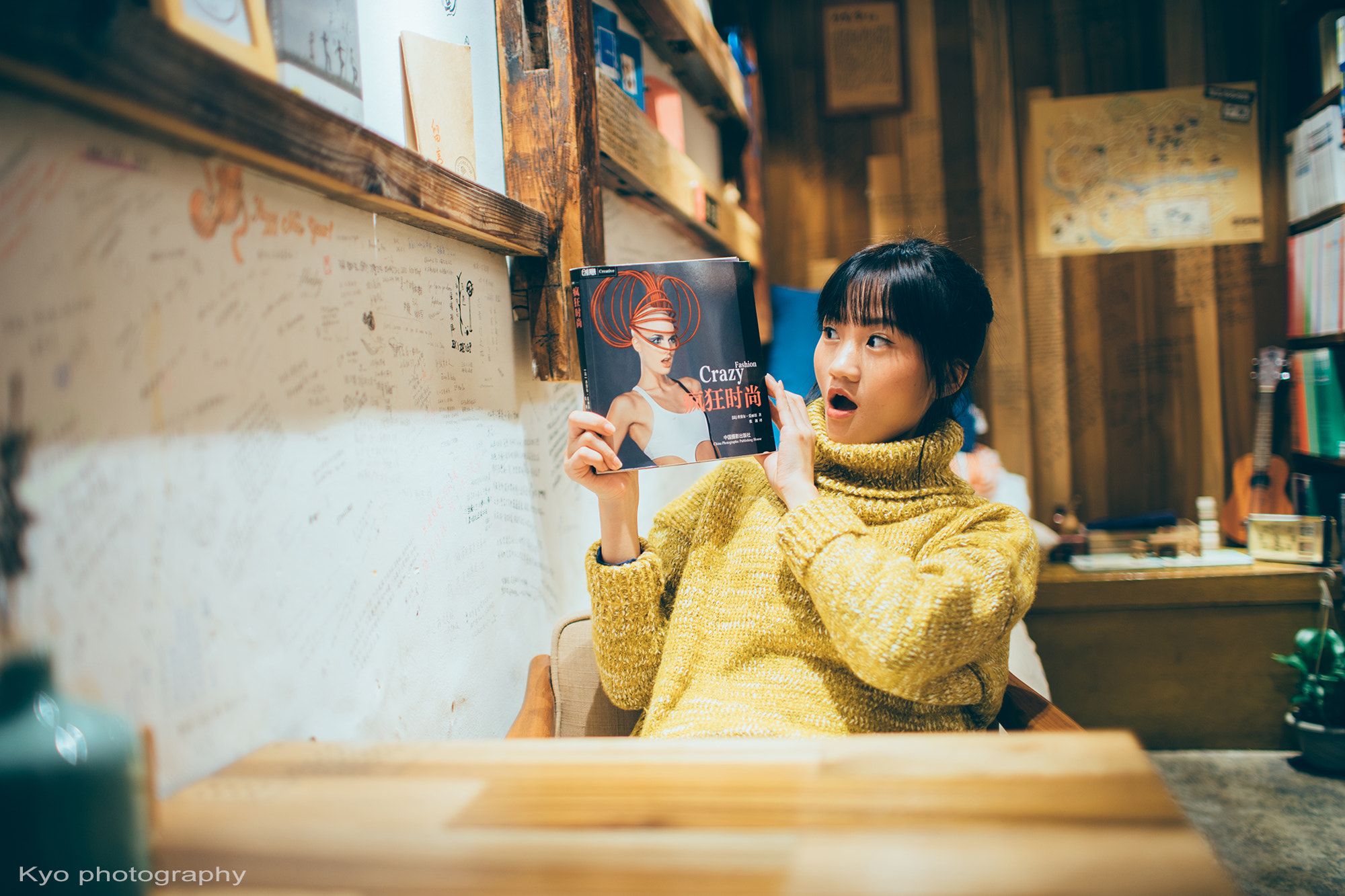 Sony a7 II + Canon EF 35mm F1.4L USM sample photo. 街角的書店 photography