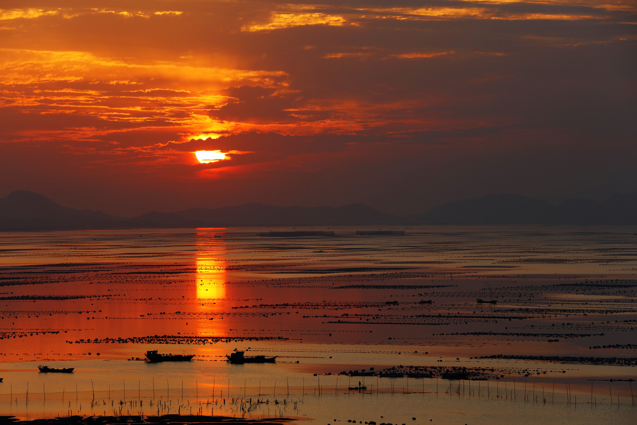Canon EOS 5DS sample photo. The first ray of sunshine in east china sea photography