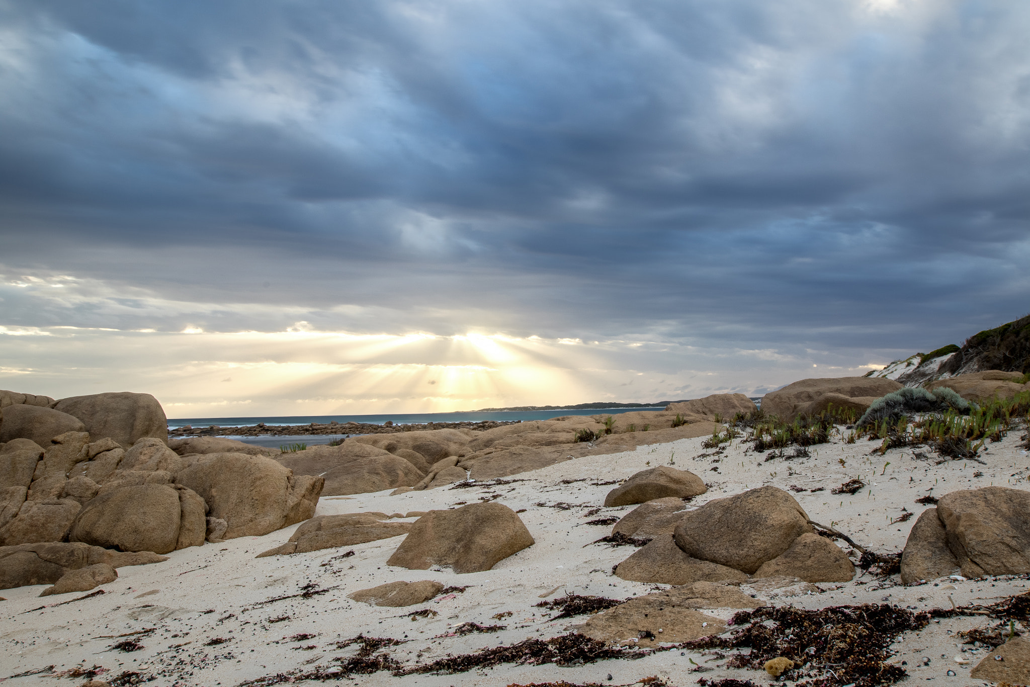 Canon EF 16-35mm F2.8L II USM sample photo. The escaping rays photography