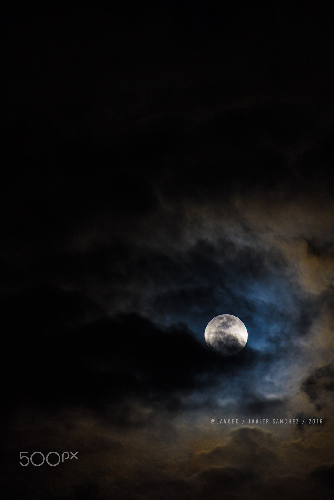 Canon EOS M2 sample photo. Las nubes juegan con la luna photography