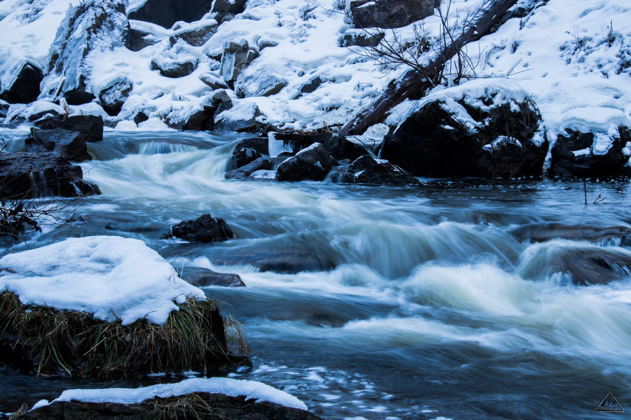 Canon EOS 750D (EOS Rebel T6i / EOS Kiss X8i) + Canon EF-S 18-200mm F3.5-5.6 IS sample photo. Winter webster's falls photography