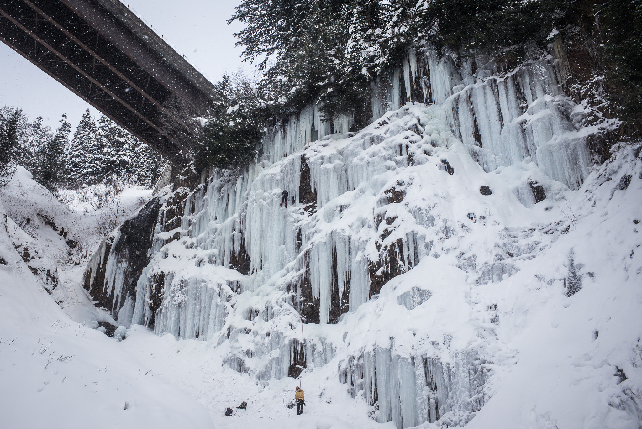 Summicron-M 1:2/35 ASPH. sample photo. Ice climbing photography