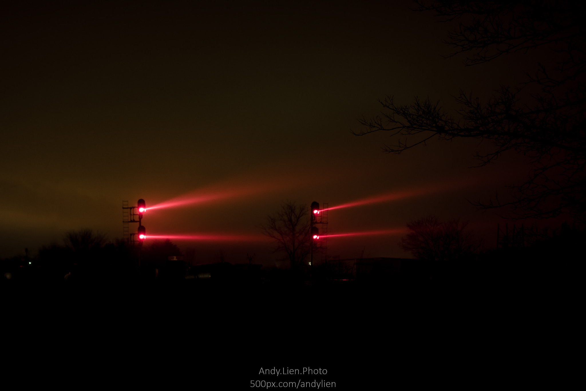 Sony a6500 + Sony E 35mm F1.8 OSS sample photo. Railroad lamps in the mist photography