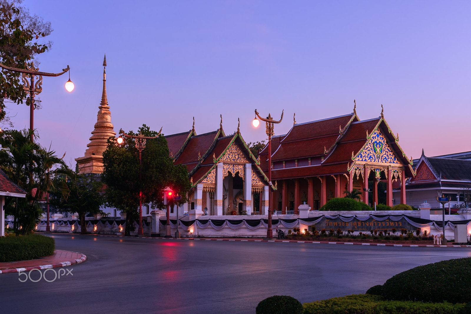 Sigma 17-70mm F2.8-4 DC Macro OS HSM | C sample photo. Wat phra that chang kham worawihan in morning time. photography