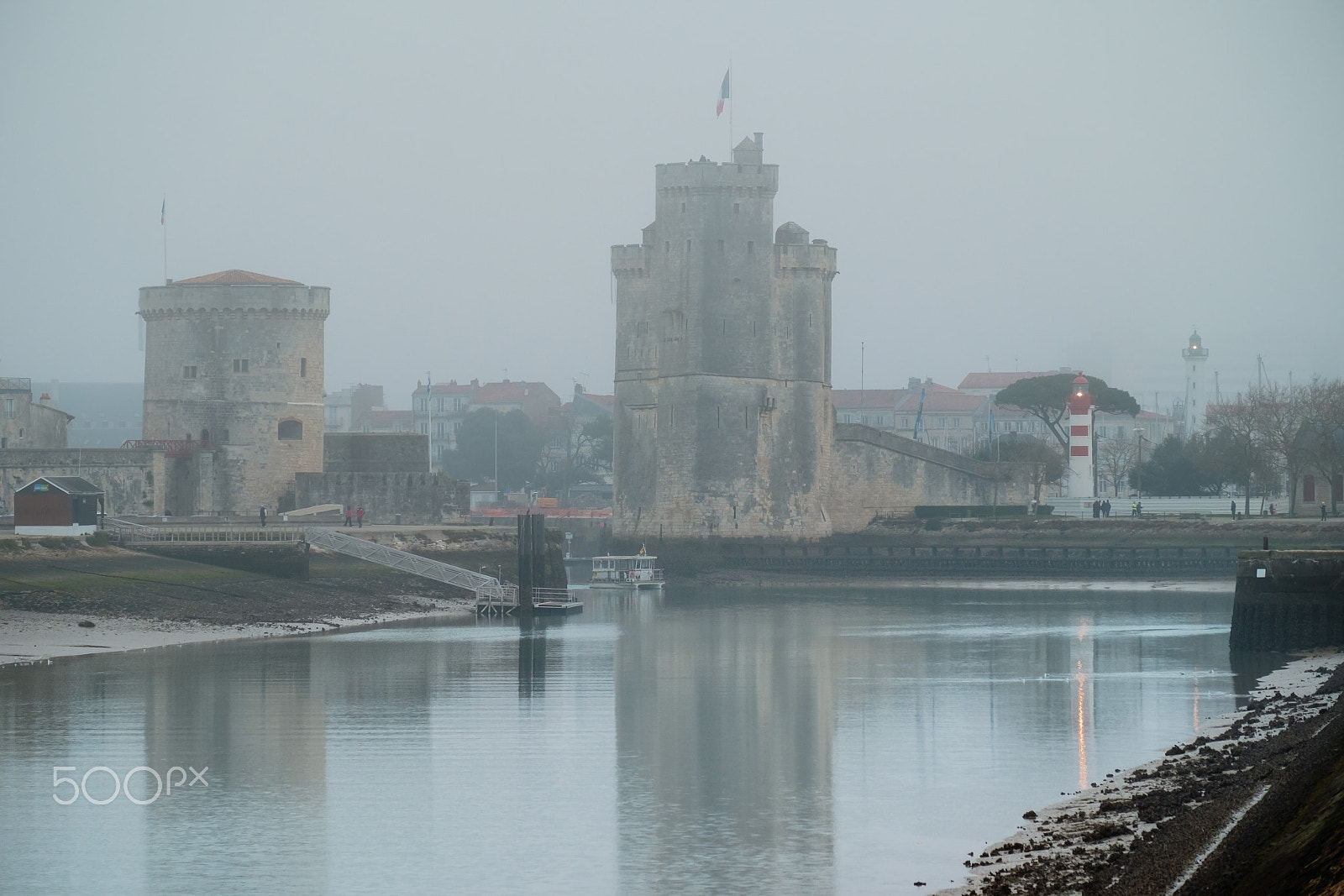 Fujifilm X-Pro1 + Fujifilm XF 55-200mm F3.5-4.8 R LM OIS sample photo. Seuls les faisceaux des phares percent la brume photography