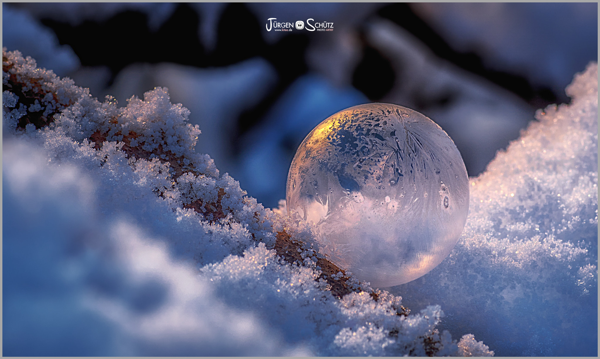 Sony ILCA-77M2 + Minolta AF 100mm F2.8 Macro [New] sample photo. Frozen bubble photography