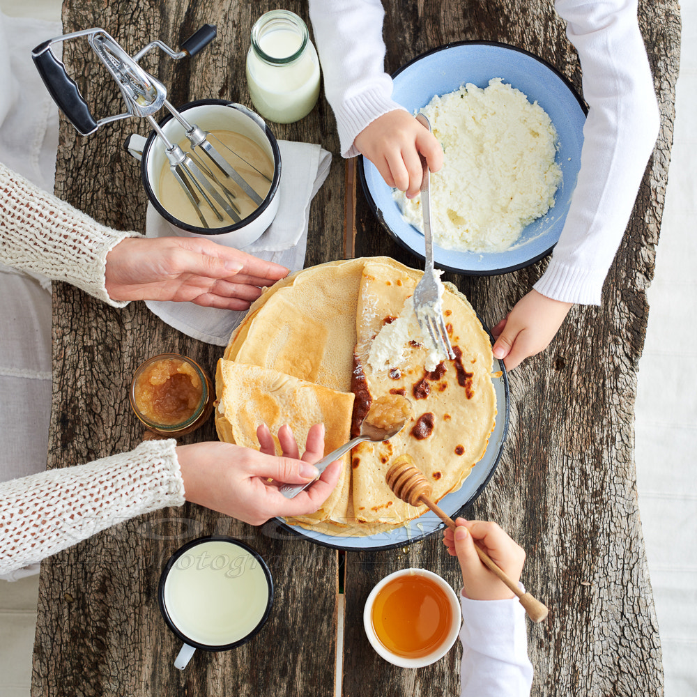 Nikon AF Nikkor 50mm F1.8D sample photo. Family preparing crepes to eat, top view photography