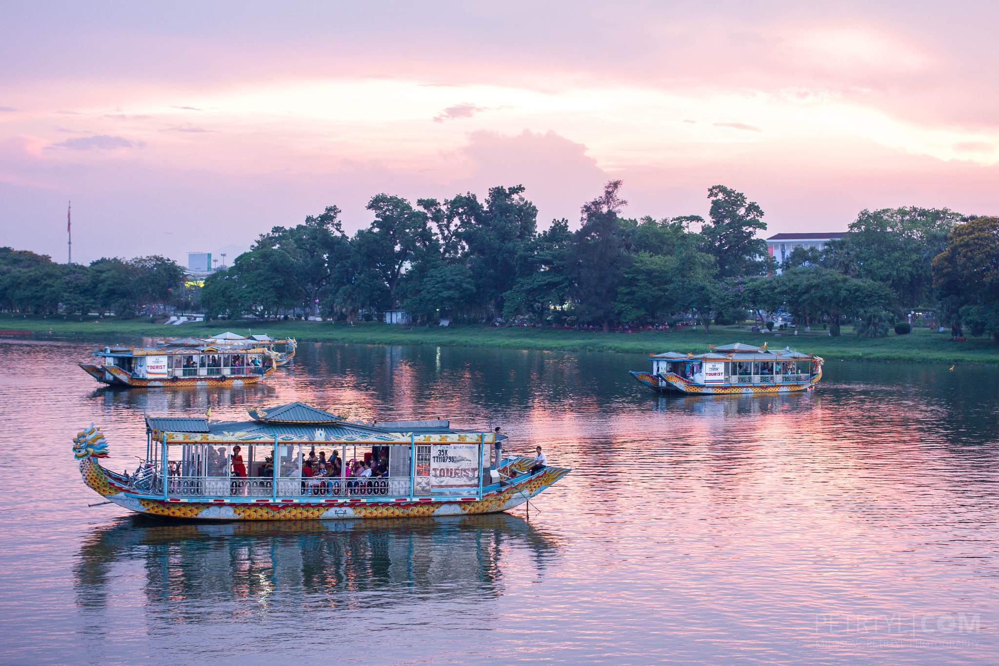 Canon EOS 7D + Canon EF 40mm F2.8 STM sample photo. Tourist boats on the parfume river photography