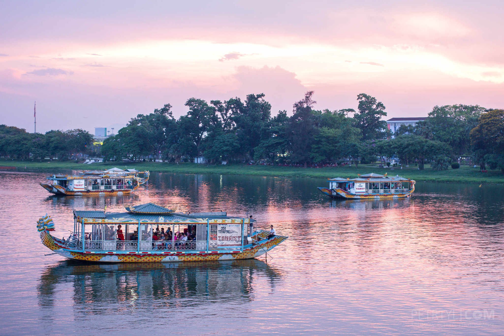 Canon EF 40mm F2.8 STM sample photo. Tourist boats on the parfume river photography