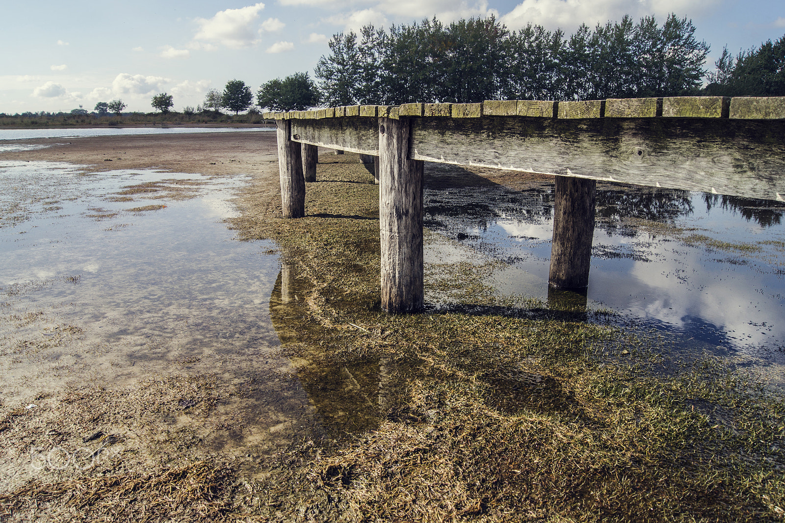 Sony Alpha DSLR-A500 + Sony DT 18-55mm F3.5-5.6 SAM sample photo. Wooden footbridge at a lake photography