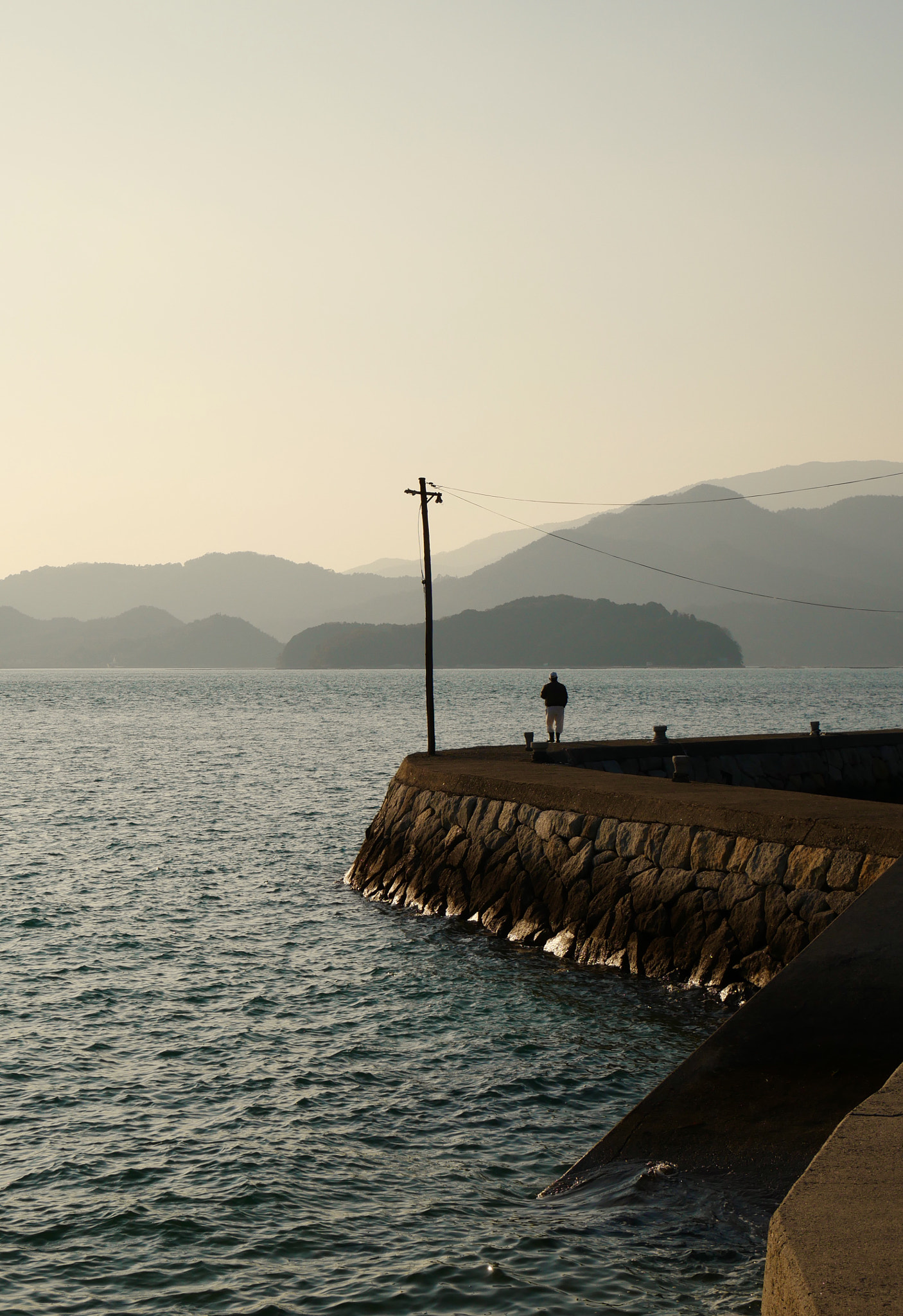 Panasonic Lumix DMC-GX85 (Lumix DMC-GX80 / Lumix DMC-GX7 Mark II) + Panasonic Lumix G Vario HD 12-32mm F3.5-5.6 Mega OIS sample photo. 防波堤 on the pier photography