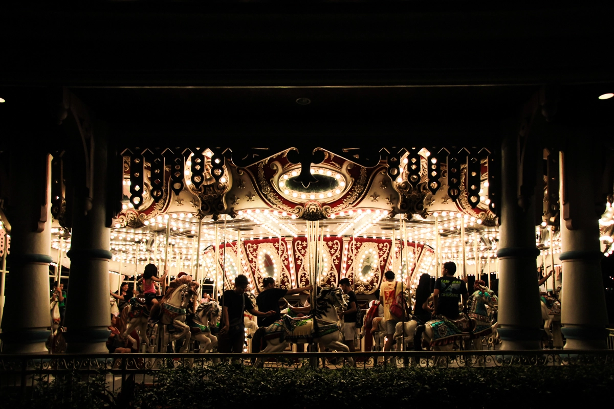 Canon EOS 600D (Rebel EOS T3i / EOS Kiss X5) + Canon TS-E 90mm F2.8 Tilt-Shift sample photo. Round & round photography