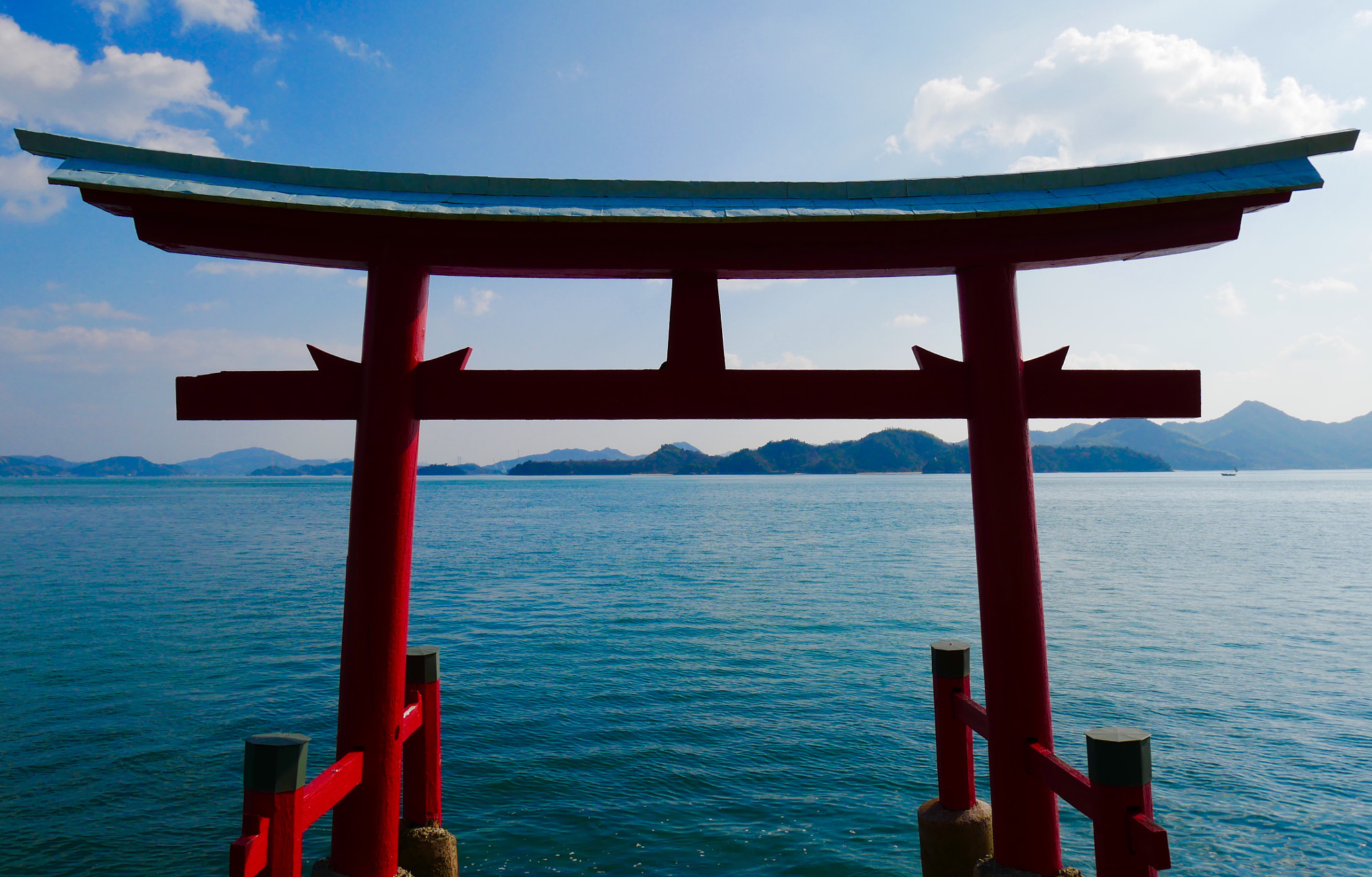 Panasonic Lumix DMC-GX85 (Lumix DMC-GX80 / Lumix DMC-GX7 Mark II) + Panasonic Lumix G Vario HD 12-32mm F3.5-5.6 Mega OIS sample photo. 鳥居 shrine gate photography