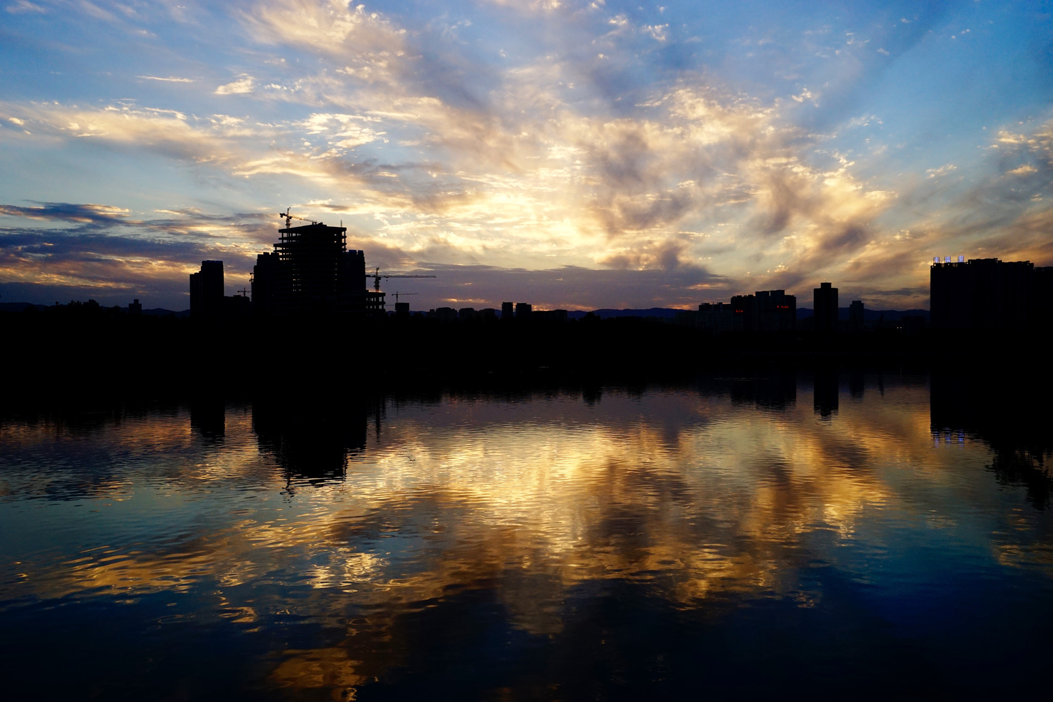 Sony a7 II + Sony Vario-Tessar T* FE 16-35mm F4 ZA OSS sample photo. 彤云万里舞画图 photography