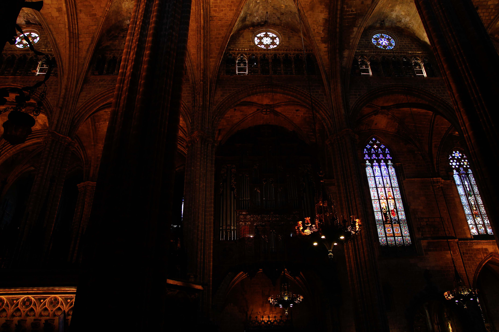 Tamron SP AF 17-50mm F2.8 XR Di II LD Aspherical (IF) sample photo. Inside the barcelona cathedral photography