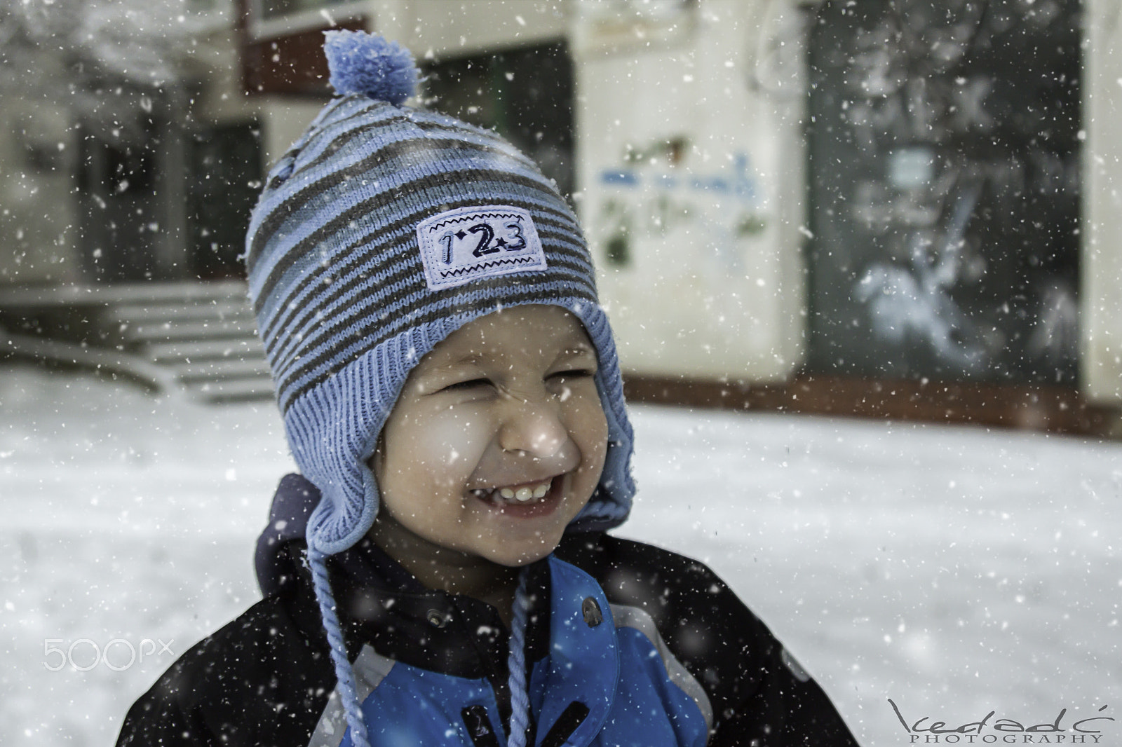 Canon EOS 500D (EOS Rebel T1i / EOS Kiss X3) sample photo. Todler enyojing snow photography