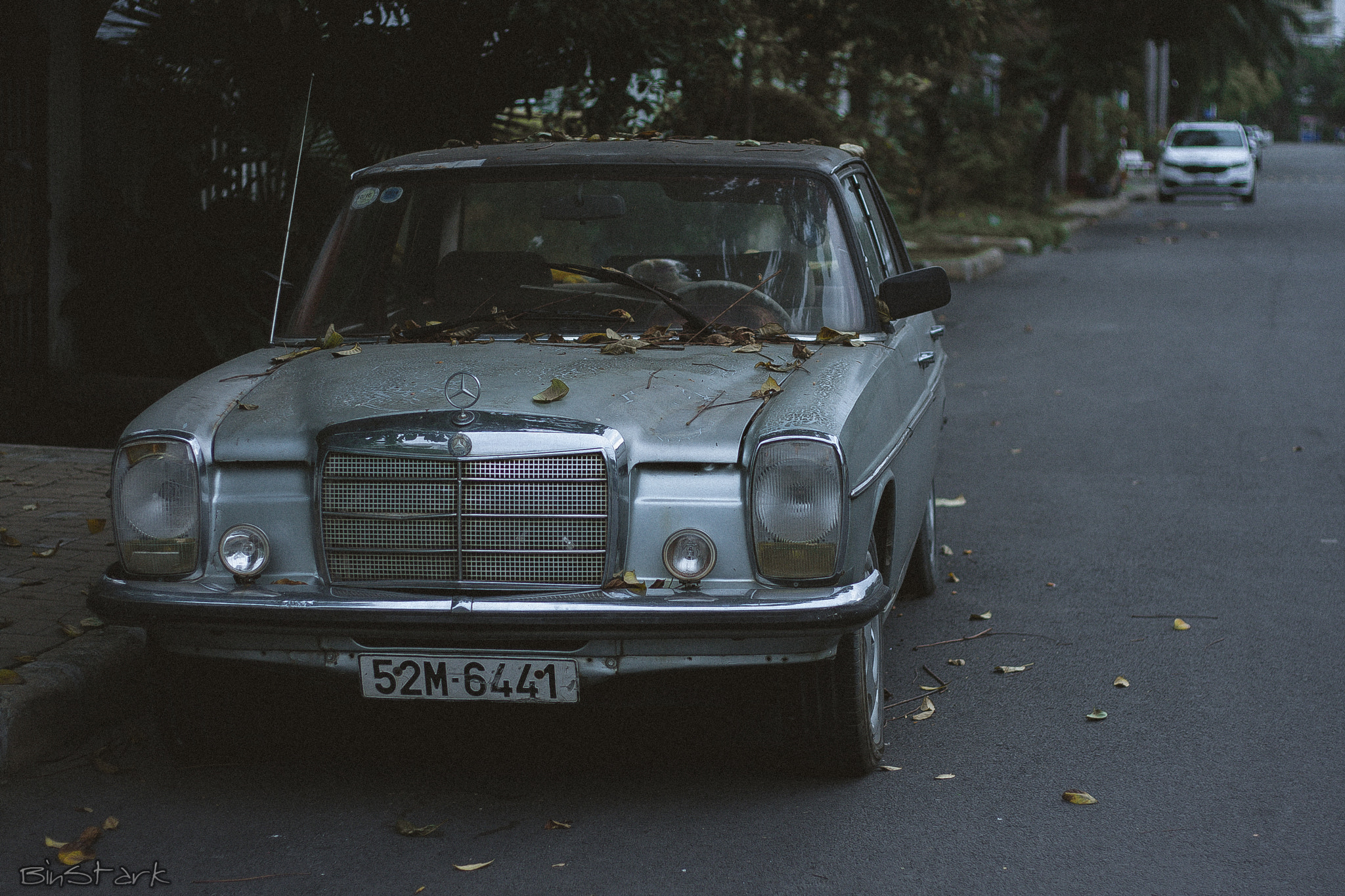 Canon EOS 40D + Canon EF 50mm F1.8 STM sample photo. An old car photography