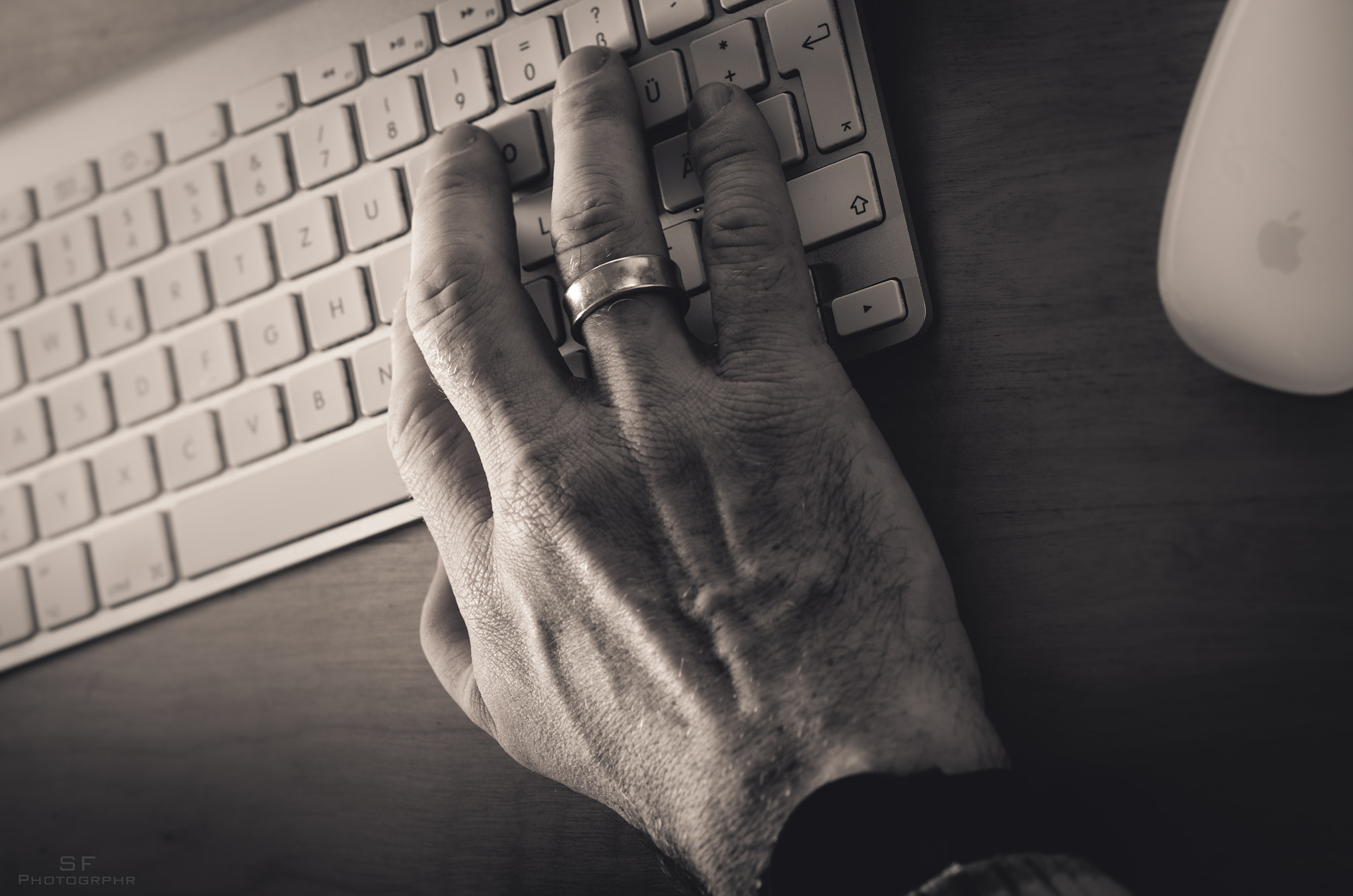 Nikon AF-S Micro-Nikkor 60mm F2.8G ED sample photo. Hand photography