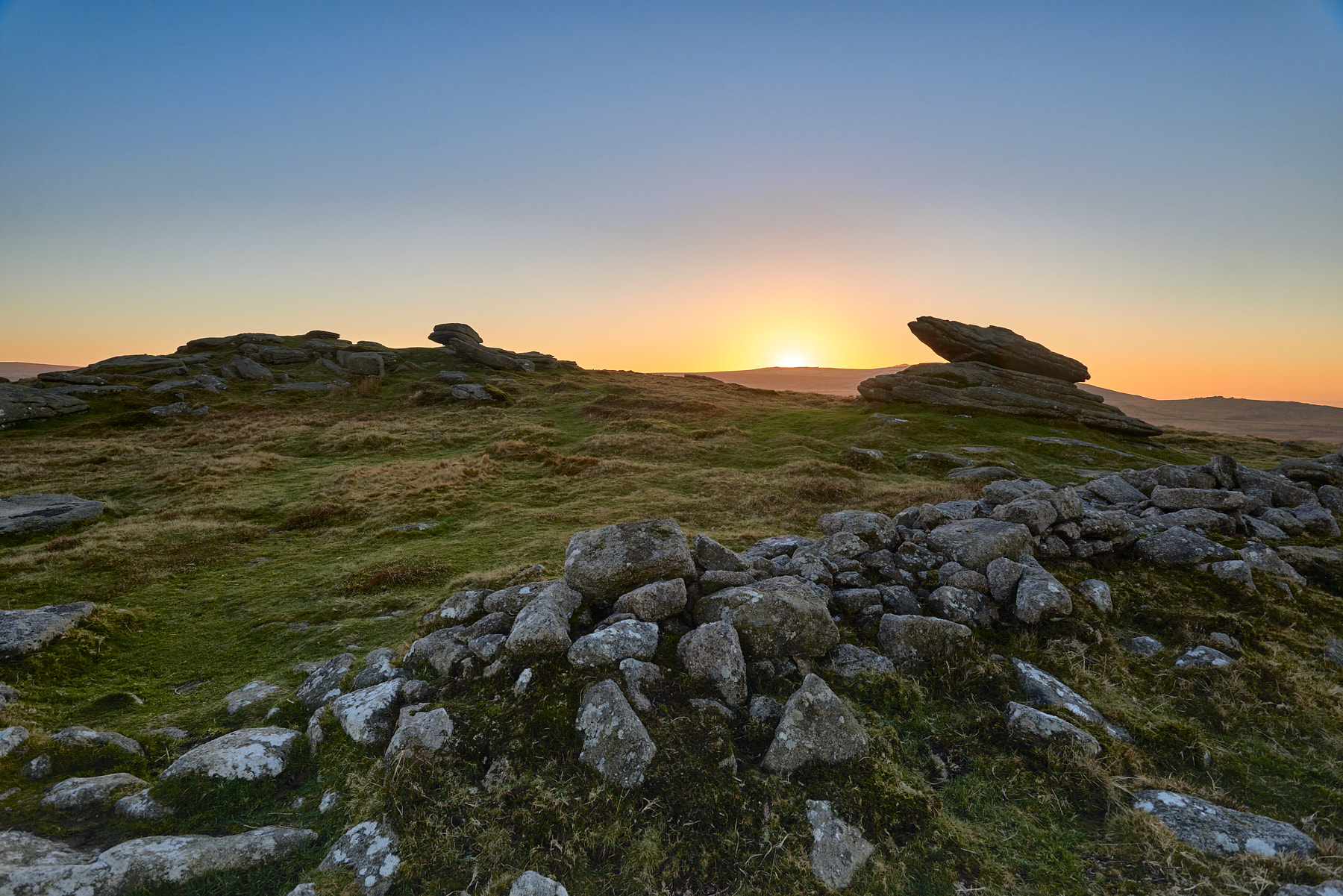 Nikon AF-S NIKKOR 17-35mm f/2.8 ED sample photo. Sunset over irishman's wall photography