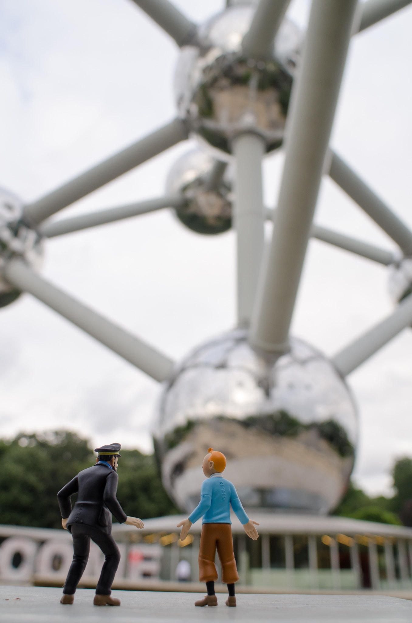 Nikon D7000 + Nikon AF Nikkor 20mm F2.8D sample photo. Tintin and captain haddock at the atomium photography