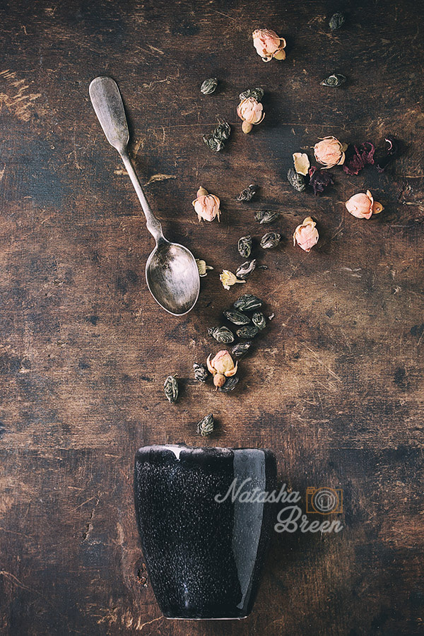 Canon EOS 700D (EOS Rebel T5i / EOS Kiss X7i) + Canon EF 70-200mm F4L IS USM sample photo. Green tea with rose buttons photography