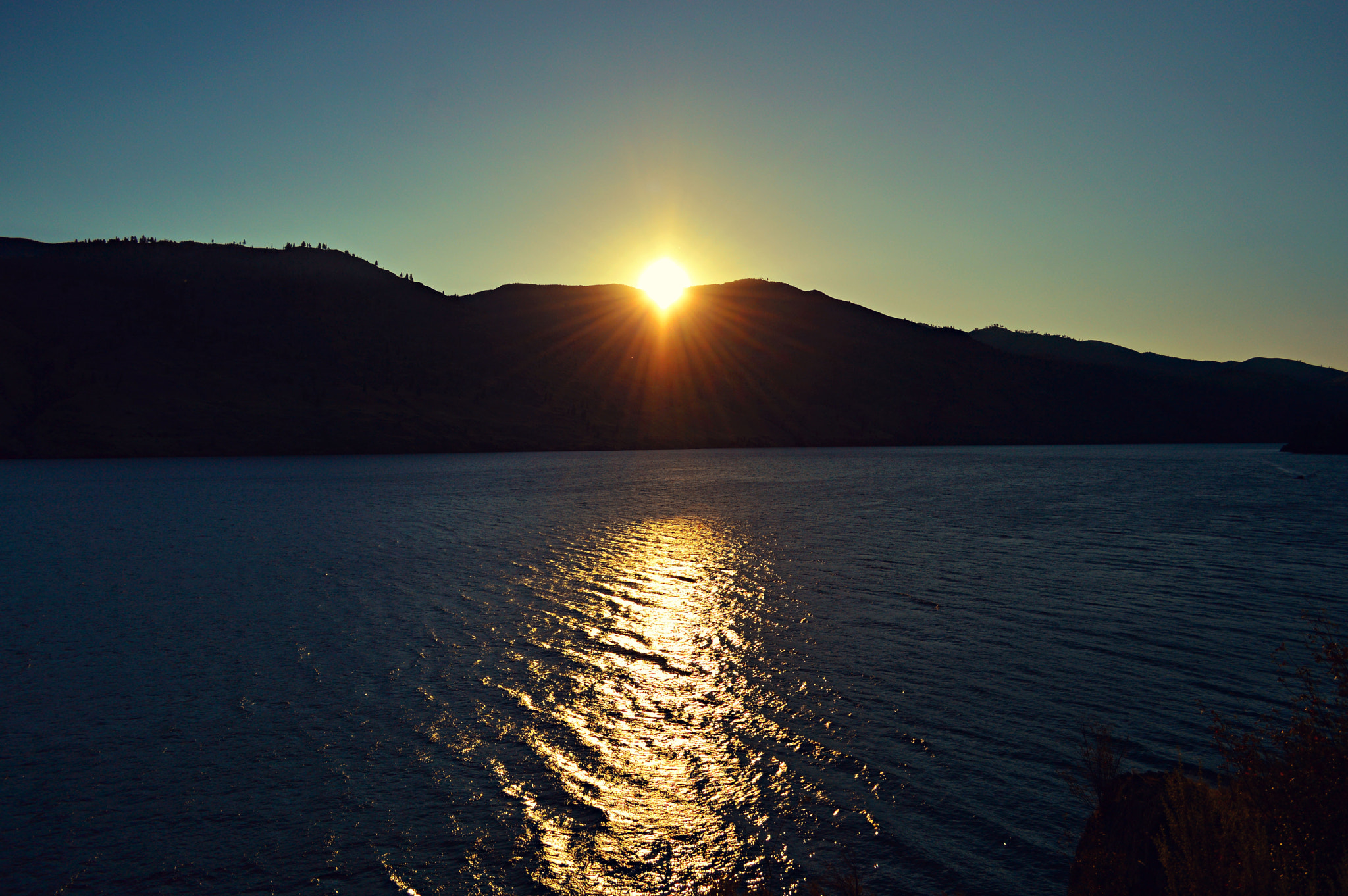 Nikon D3200 + PC Micro-Nikkor 85mm f/2.8D sample photo. Mountain and lake sunrise photography