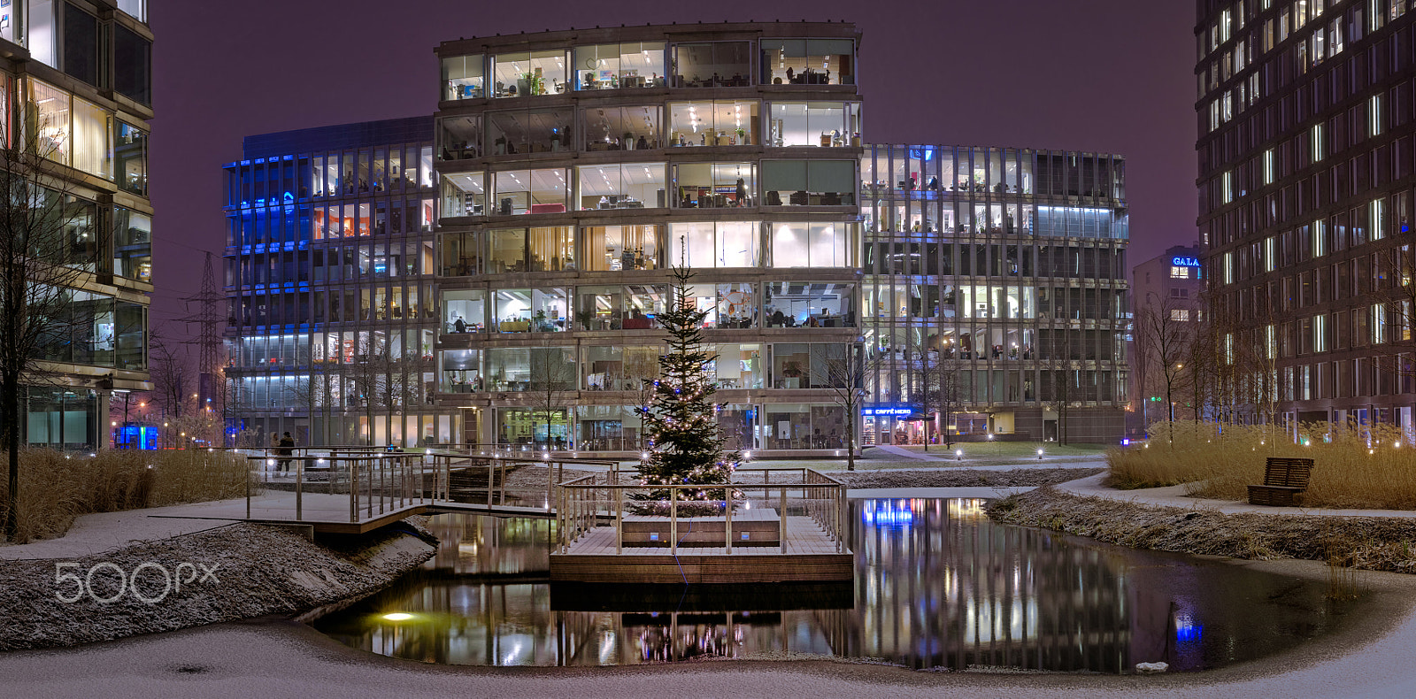 Nikon D7200 + Tamron SP 35mm F1.8 Di VC USD sample photo. Christmas in the office district photography