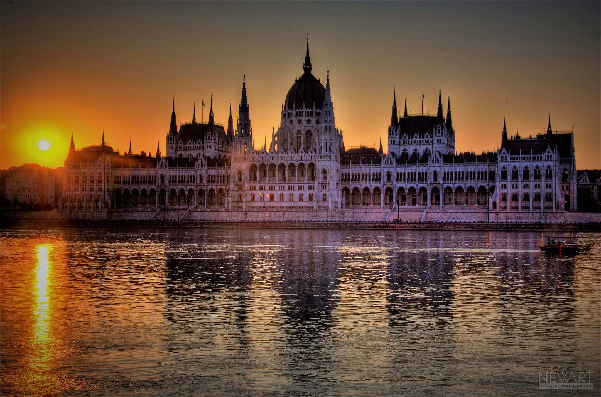 Canon EOS-1Ds Mark II sample photo. Parlament napkelte photography