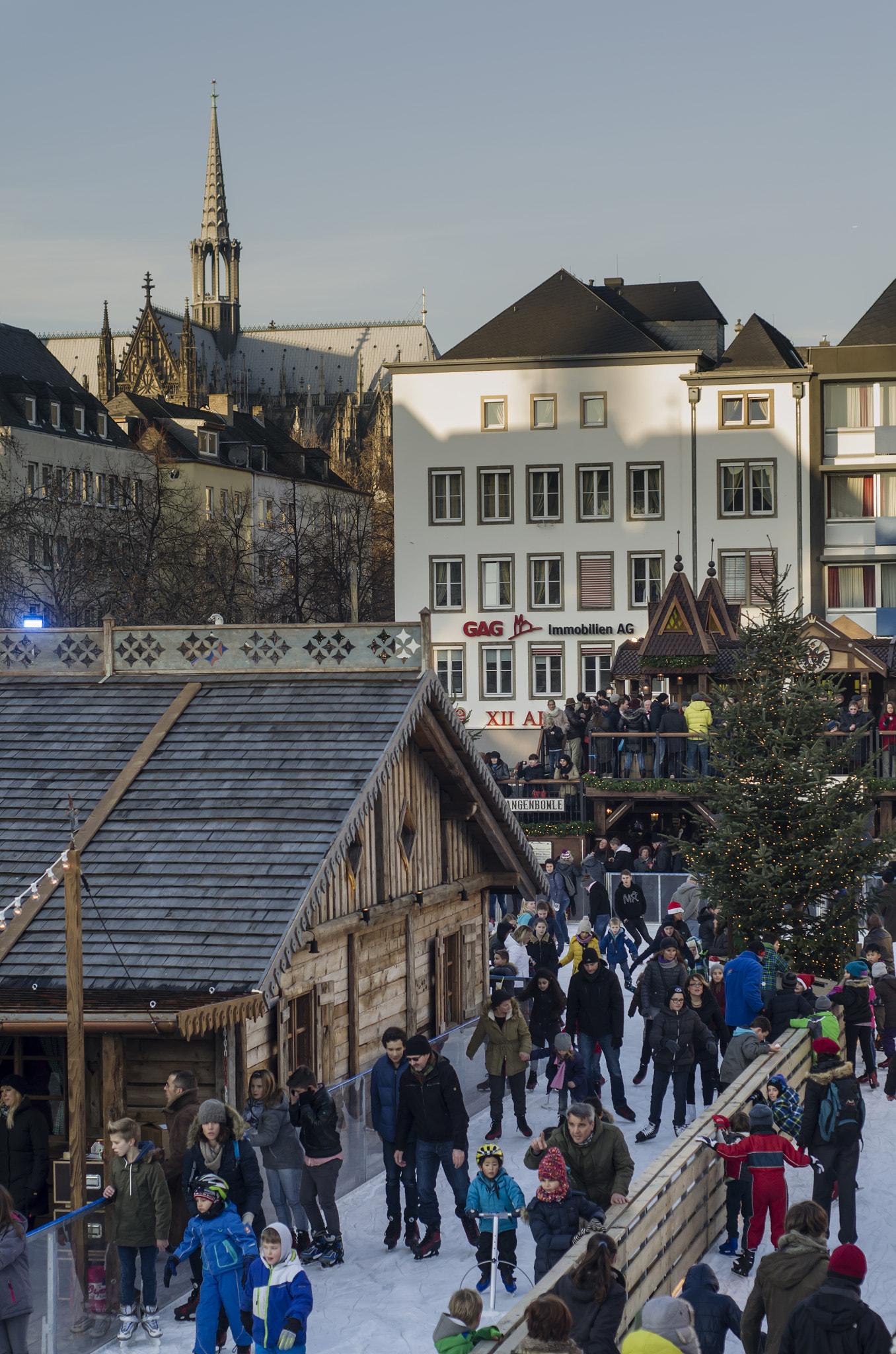 Nikon D7000 + AF Nikkor 50mm f/1.8 sample photo. Ice-skate / cologne photography