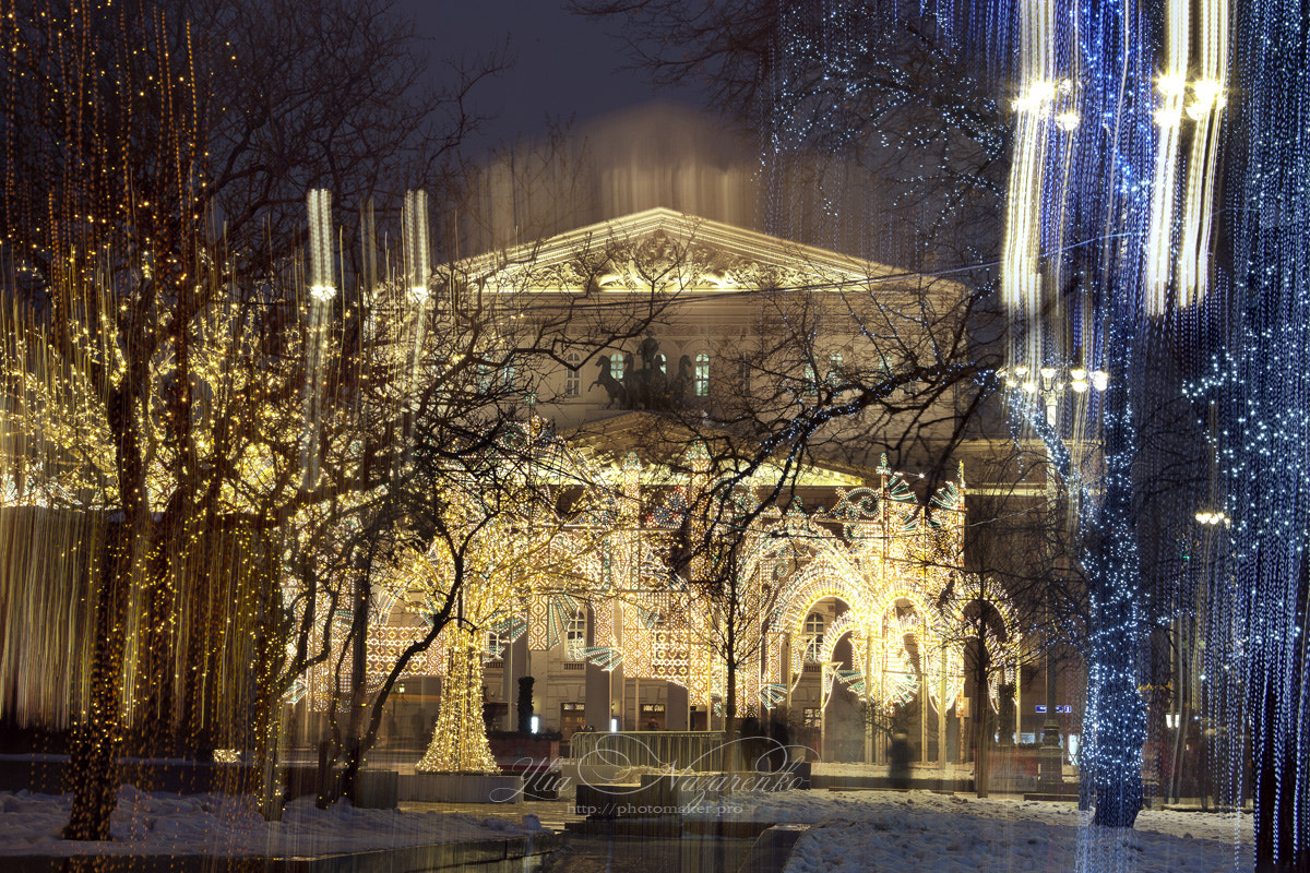 Canon EOS-1Ds Mark III sample photo. Bolshoy at christmas lights photography