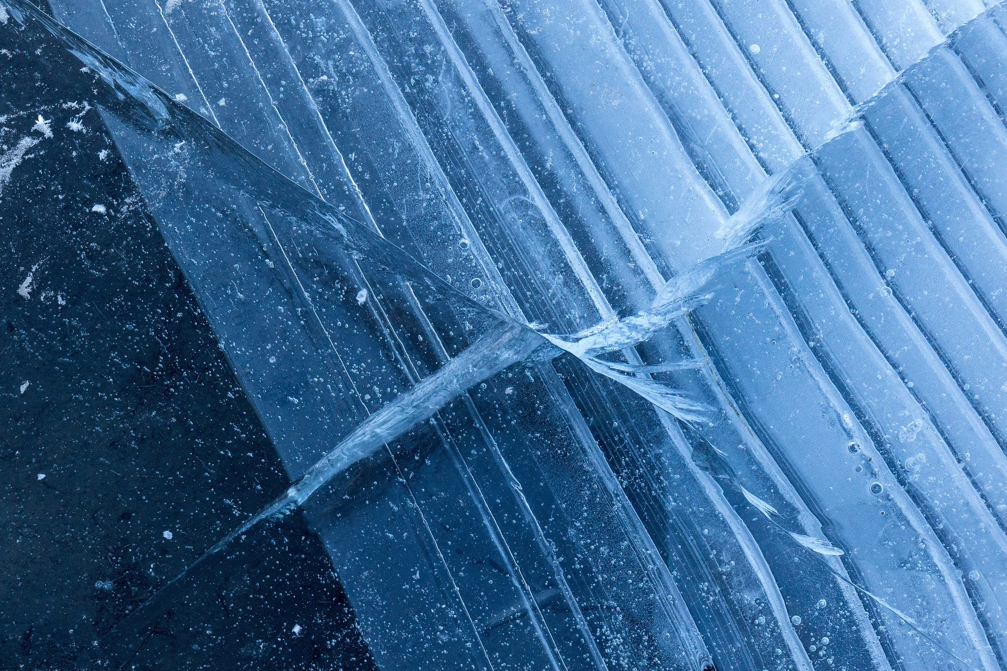 Canon EF 16-35mm F4L IS USM sample photo. Ice crack photography
