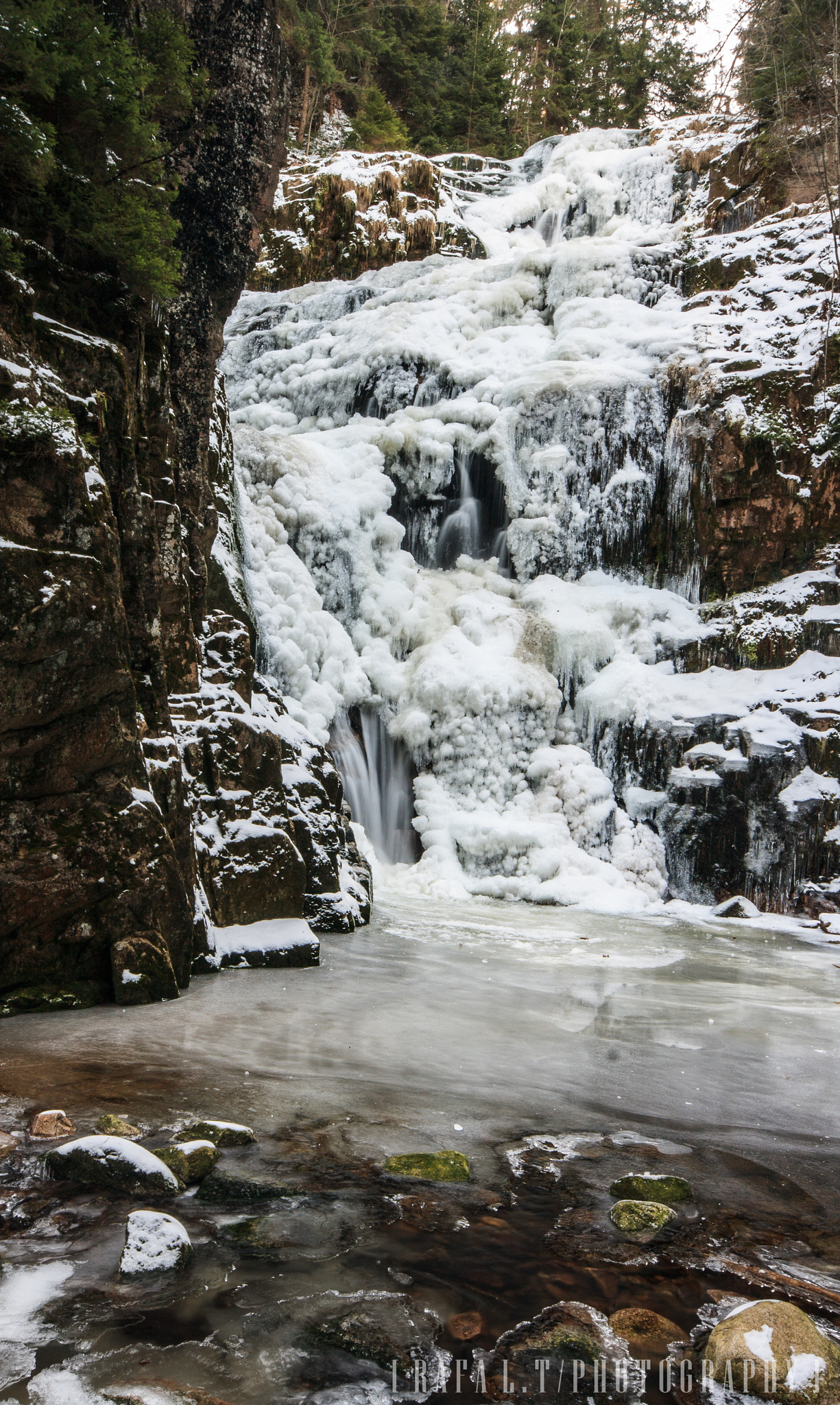 Canon EOS 1000D (EOS Digital Rebel XS / EOS Kiss F) + Sigma 10-20mm F4-5.6 EX DC HSM sample photo. Frozen waterfall kamienczyk photography