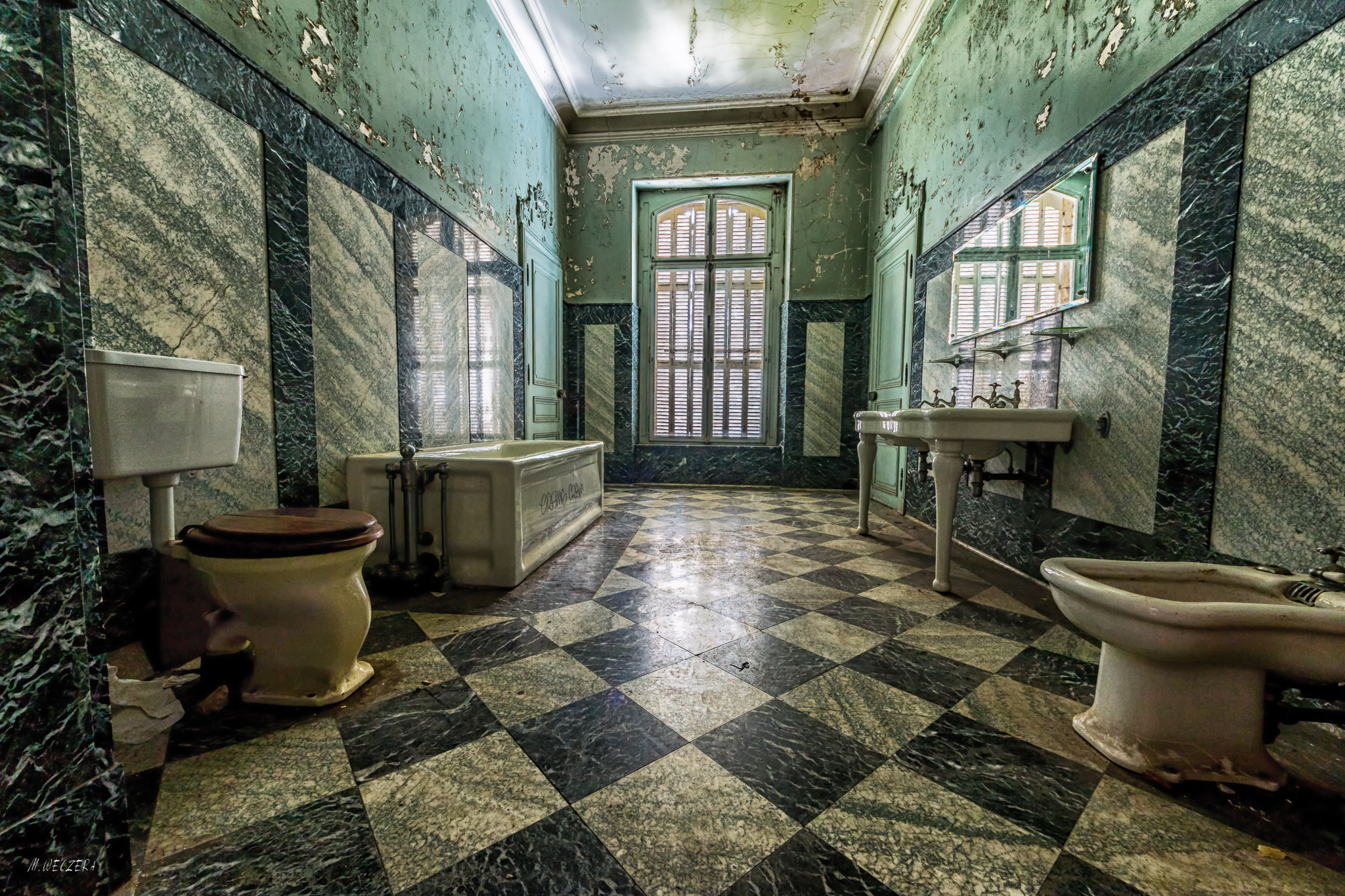 Sigma 8-16mm F4.5-5.6 DC HSM sample photo. Château lumiere  /  bathroom photography